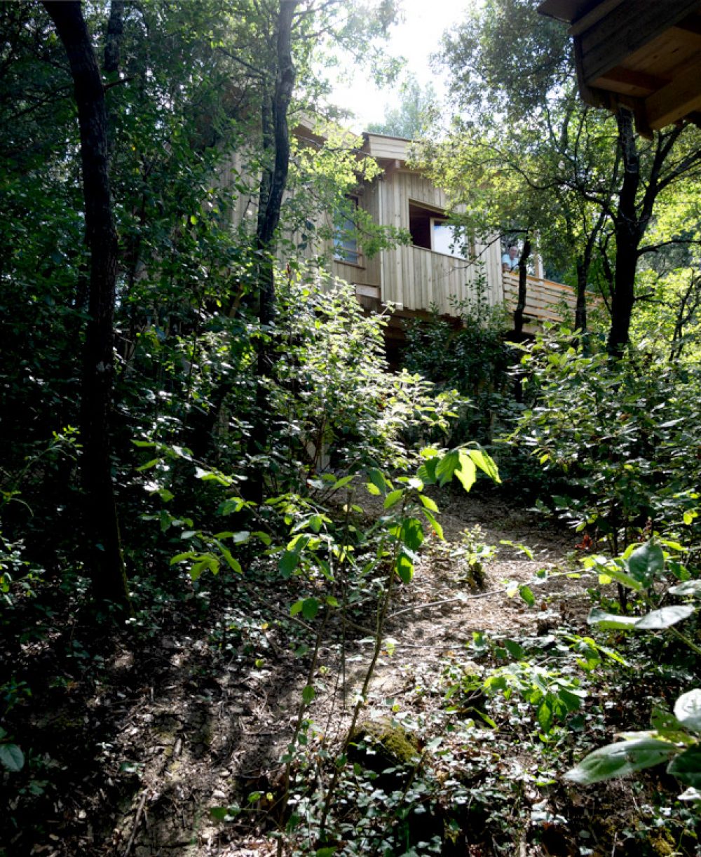 Cabane Isba : une expérience suspendue en Languedoc-Roussillon à Villalier — salle de bain