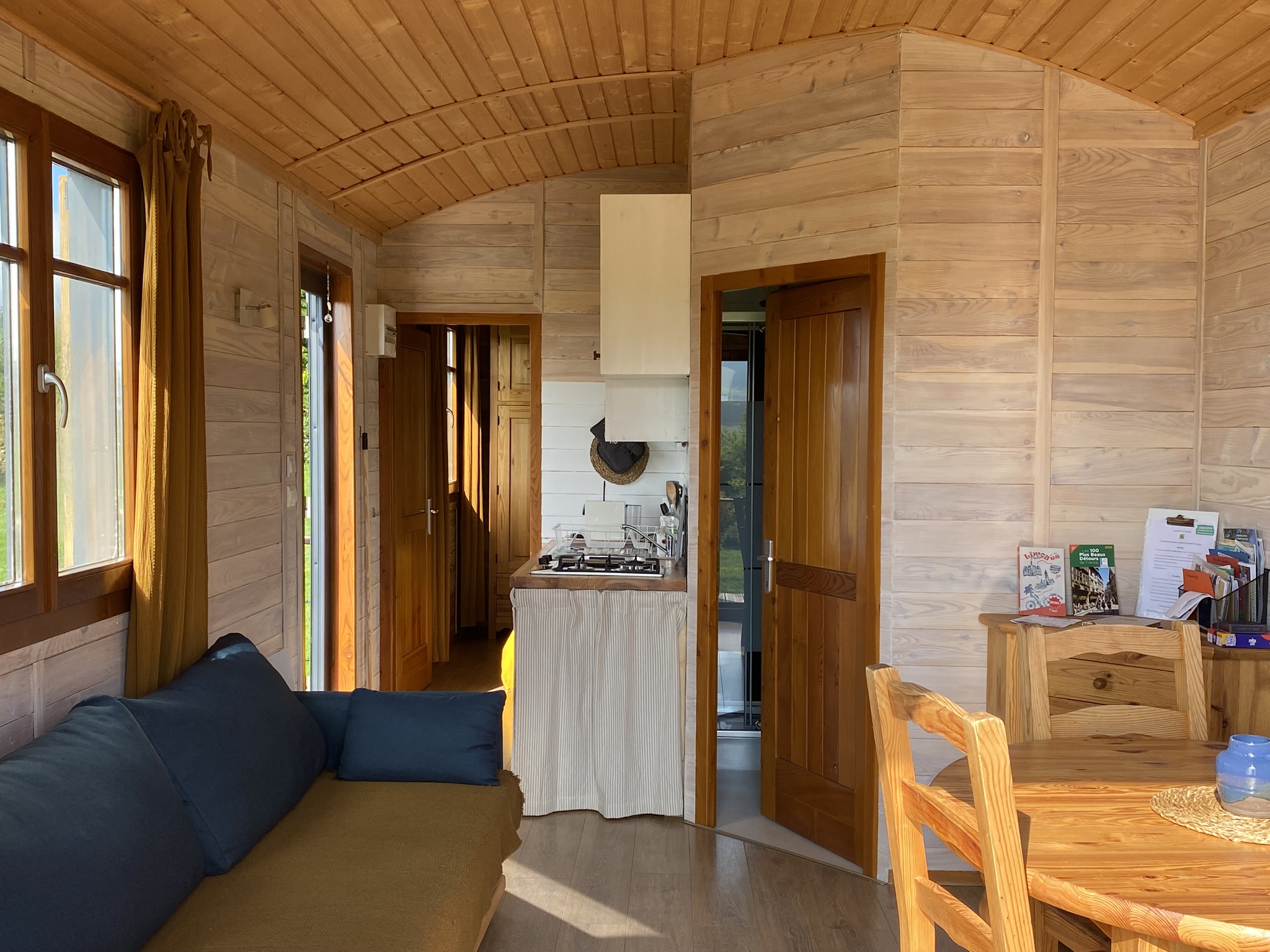 La roulotte du verger : un cocon insolite en Limousin à Champnétery — salle de bain