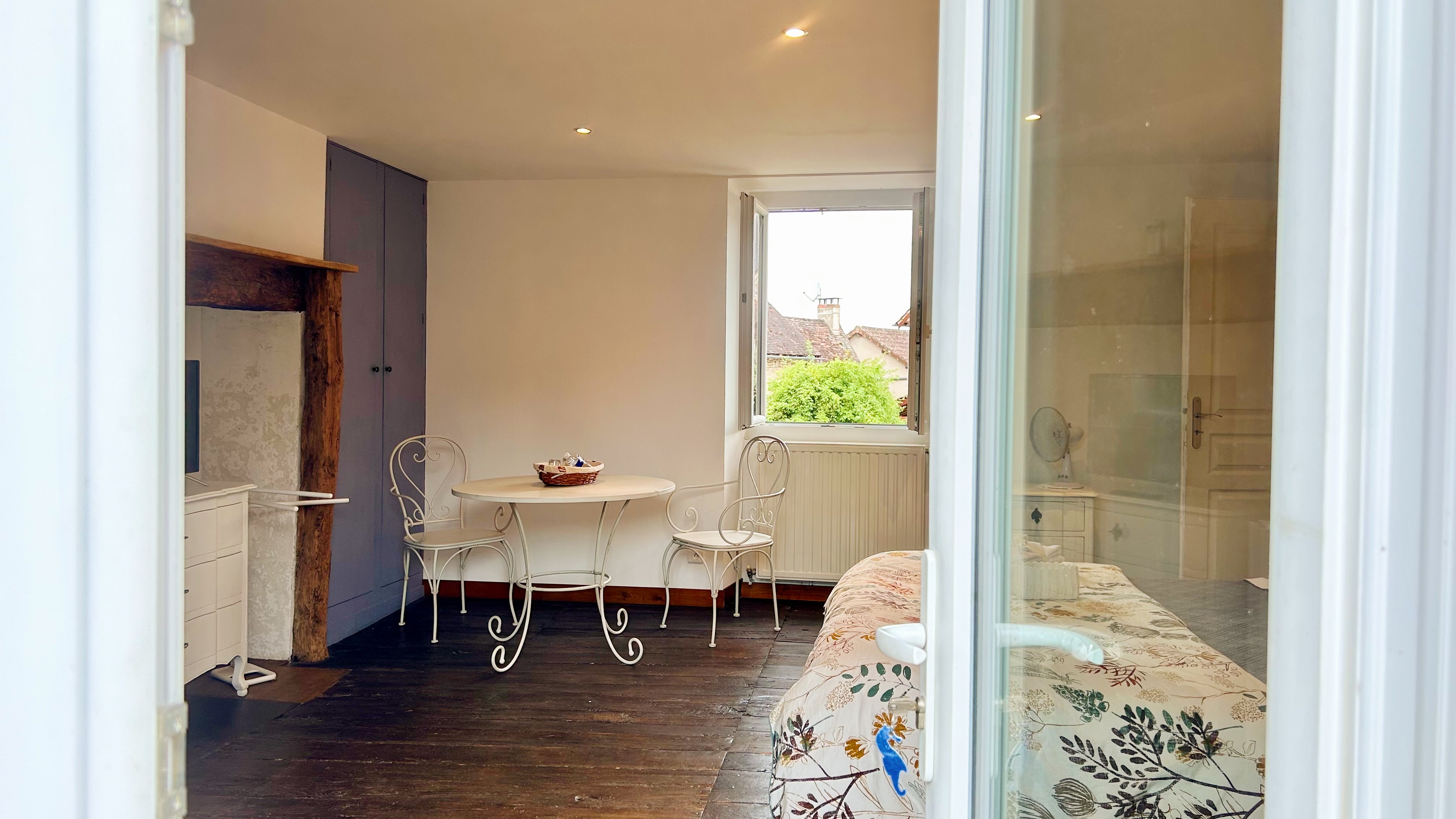 Chambre Iris — Séjour romantique avec spa à La Closerie des Arts en Dordogne à Alles-sur-Dordogne — vue depuis la terrasse
