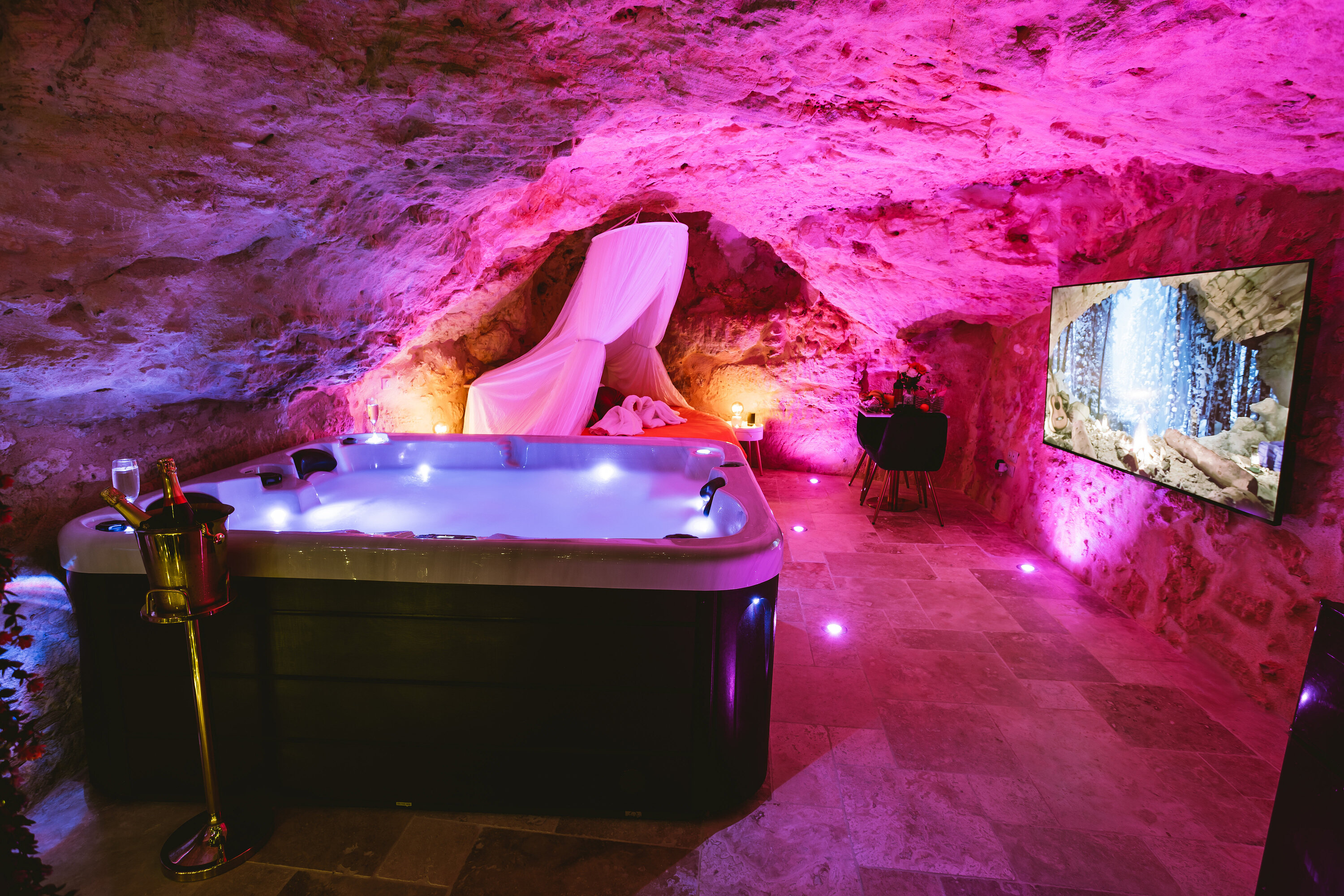 La Grotte Fleurie & Spa — Maison troglodyte avec jacuzzi en Dordogne à Alles-sur-Dordogne — cuisine