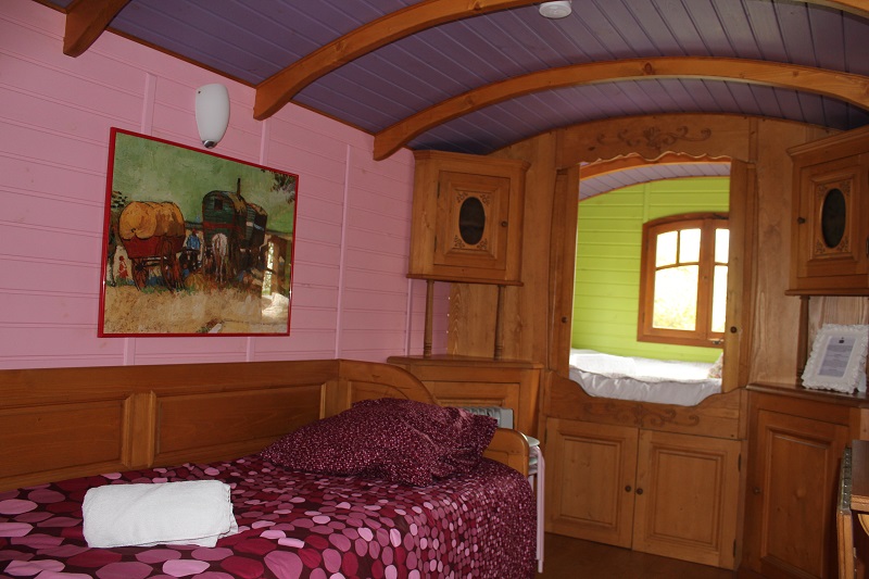 Roulotte Tzigane : une immersion poétique en Centre-Val de Loire à Batilly-En-Puisaye — chambre
