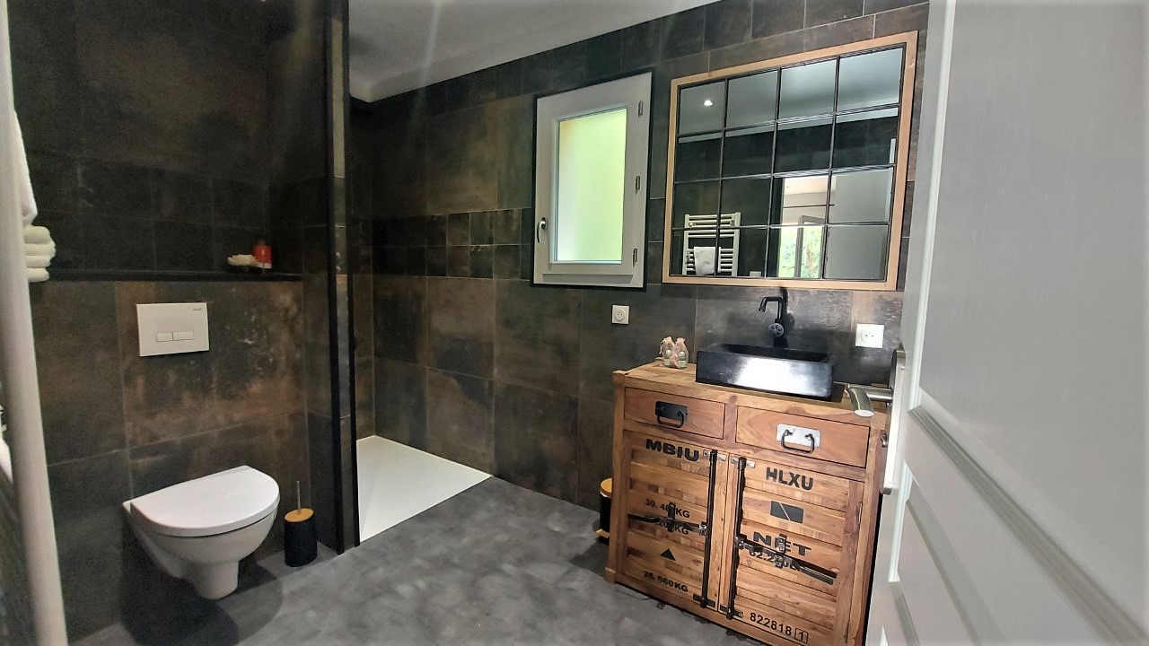 Gîte Loft & Spa privatif — Maison insolite avec spa à Dordogne à Siorac-en-Périgord — salle de bain