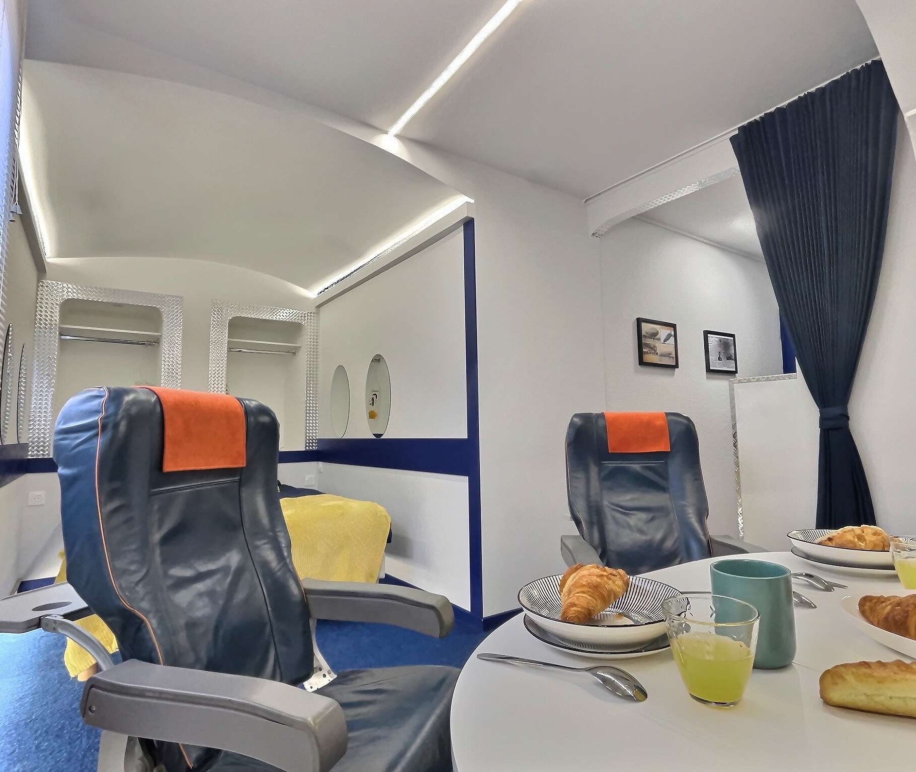 Insolite - Thème Jet Privé — Chambre à thème avec spa à Moontown à Moontown — cuisine
