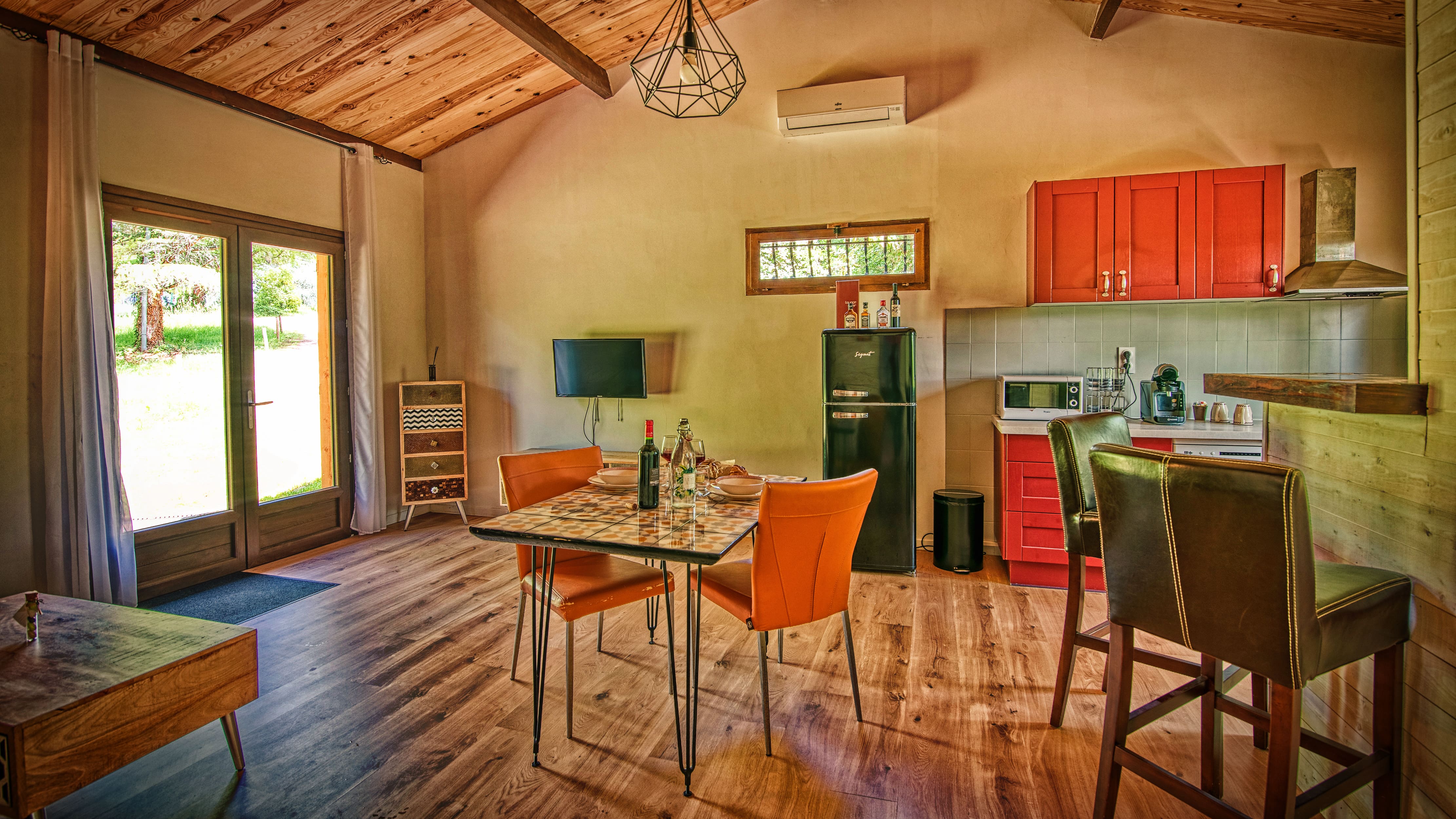 Un lodge intime avec spa privatif en Midi-Pyrénées à Puygaillard De Quercy — vue depuis la terrasse