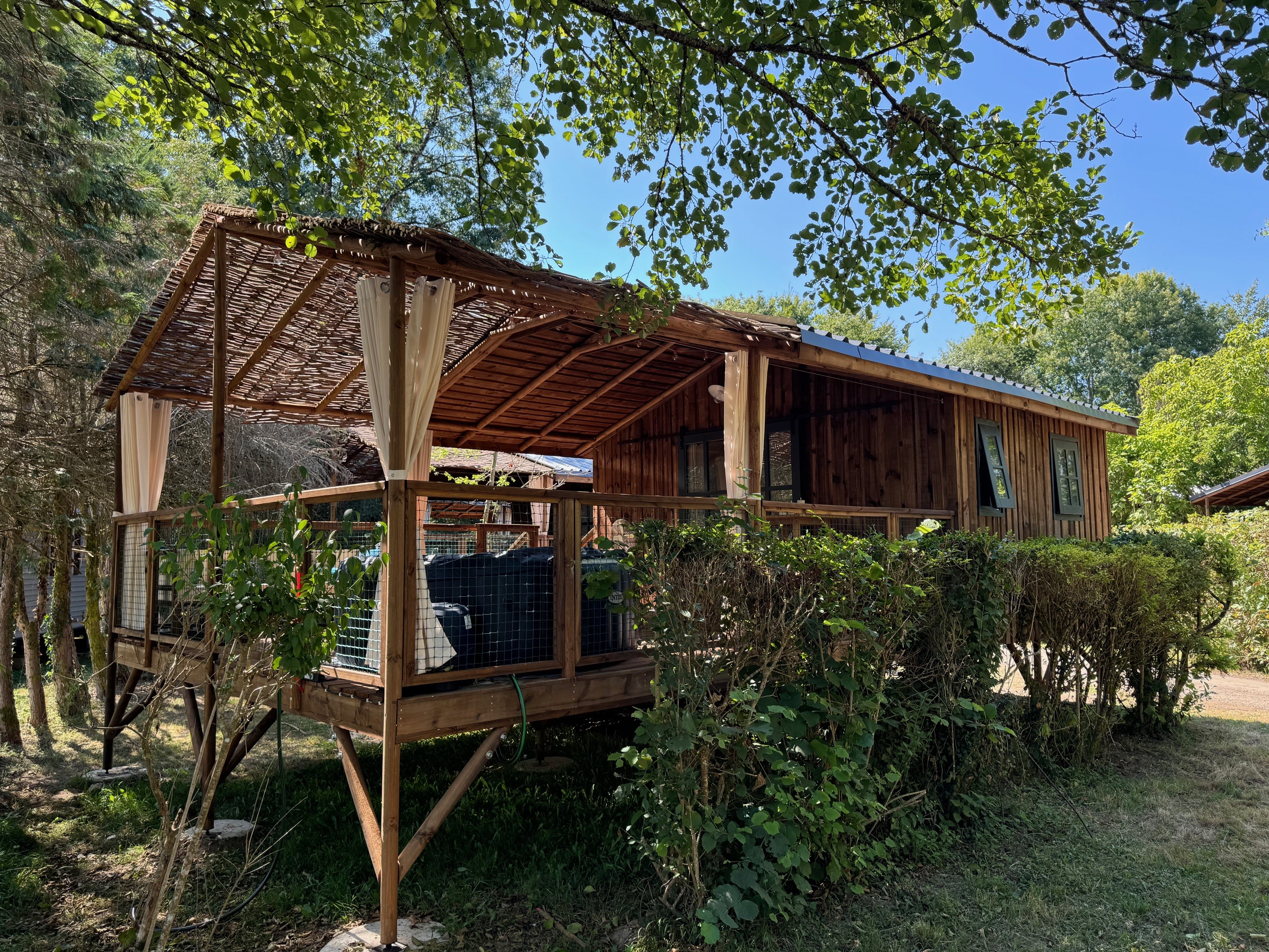 Évasion romantique dans une cabane avec jacuzzi en Aquitaine — Cabane à Saint-Astier