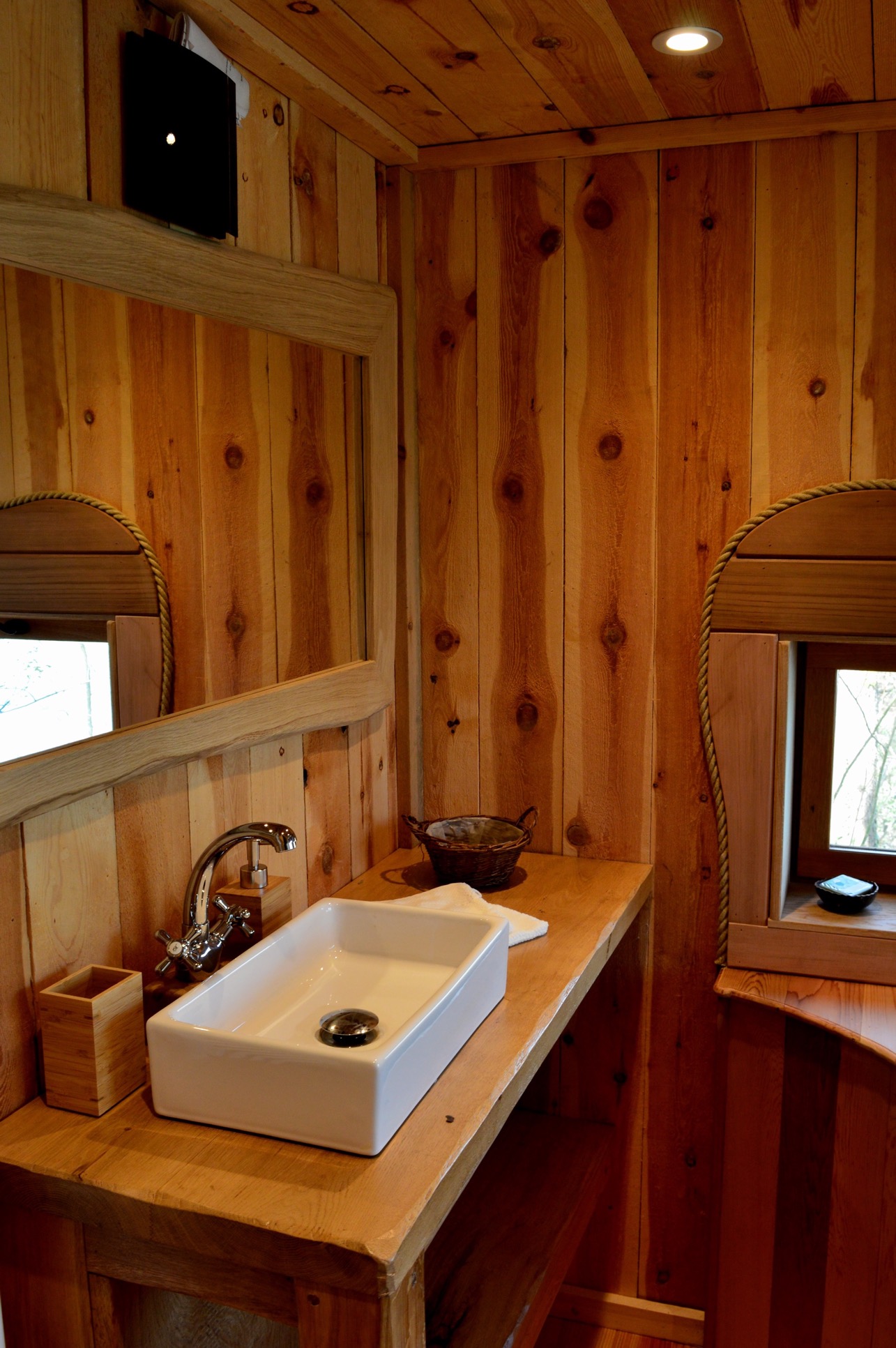 Photo 7/9 — Cabane « Cabane au fil de l'eau : une expérience unique en Picardie » à St-Léger-Aux-Bois Oise