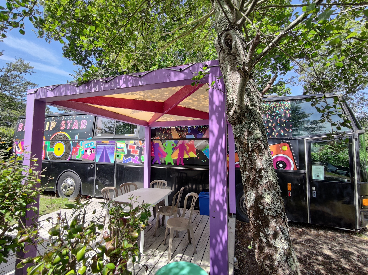 Le Bus Vip Star — Hébergement insolite avec spa à Saint-Michel-Chef-Chef à Saint-Nazaire — chambre