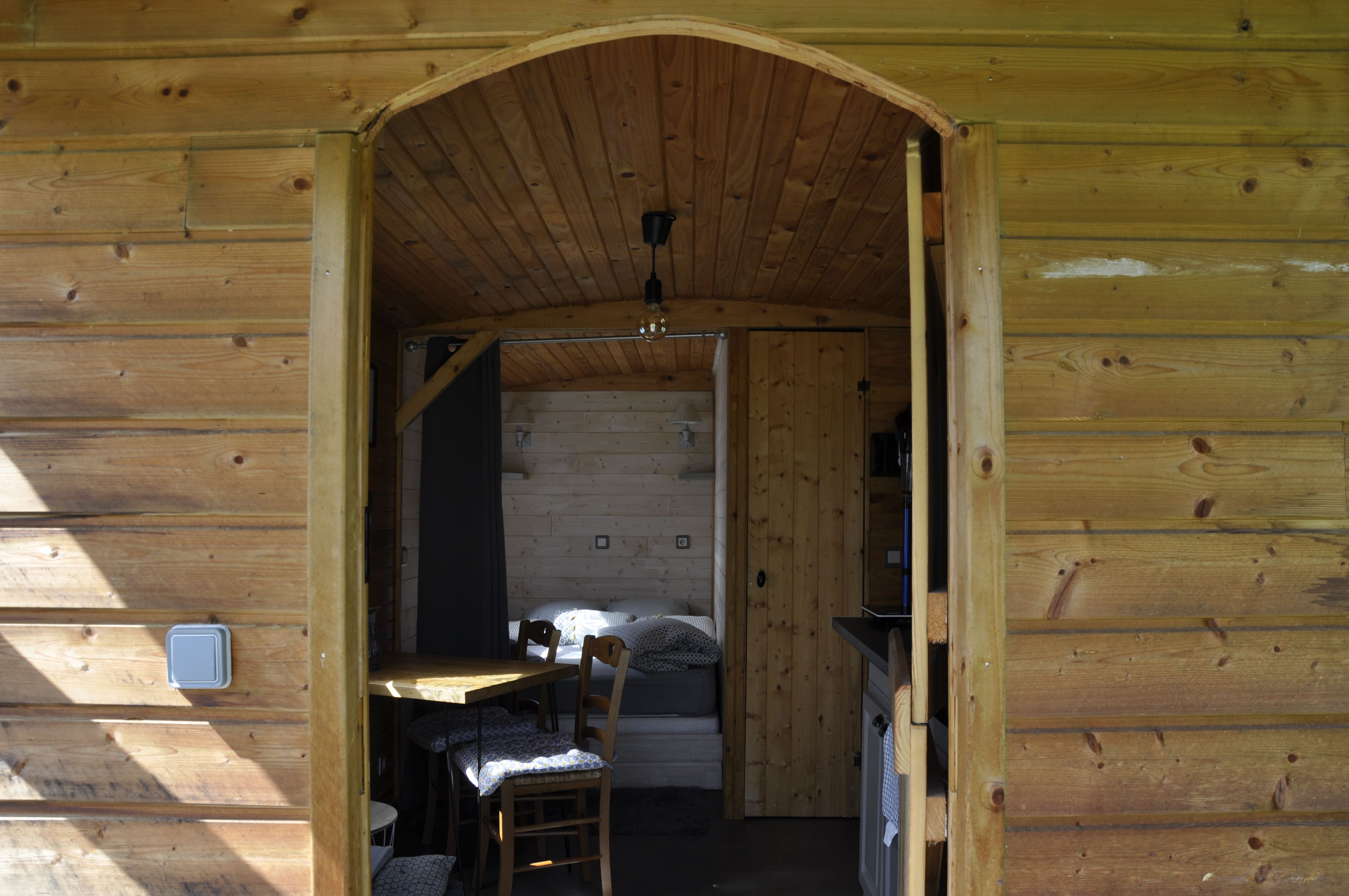 La maison du bonheur : une roulotte en Haute-Normandie à St Ouen Sous Bailly — chambre