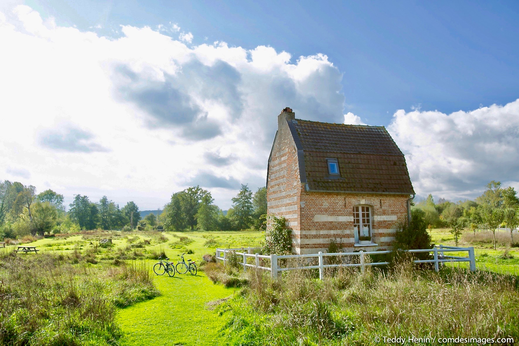 La Maisonnette de poupée avec cheminée — Maison insolite avec vue nature à Somme