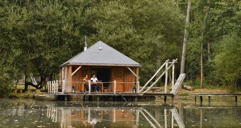 Cabane Martin-Pêcheur — Nuit sur pilotis à 8m en Mayenne à La Chapelle-Anthenaise — vue intérieure
