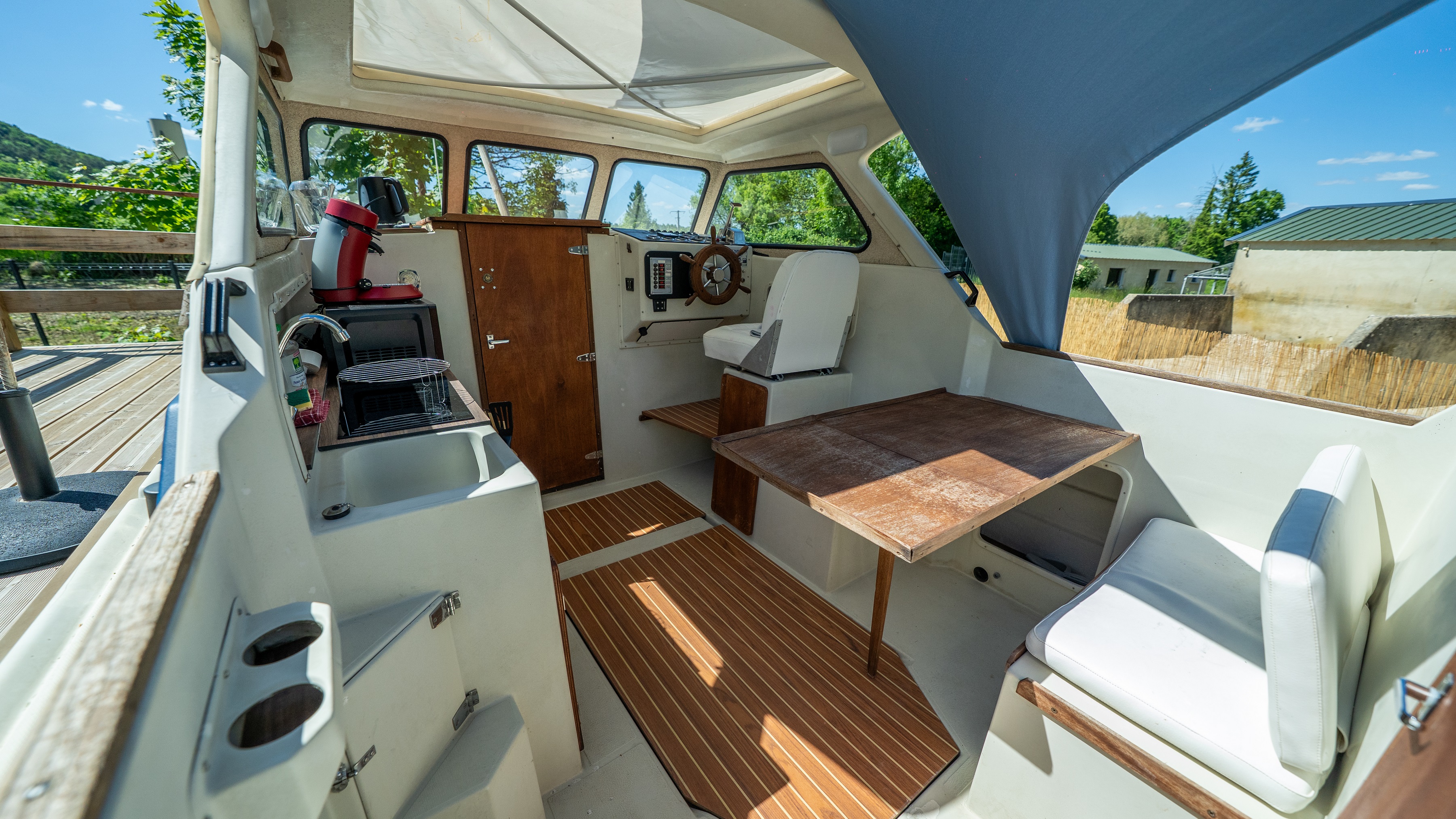 Vivez l'expérience unique du Bateau Saga 27 en Champagne-Ardenne à Bar Sur Aube — vue intérieure