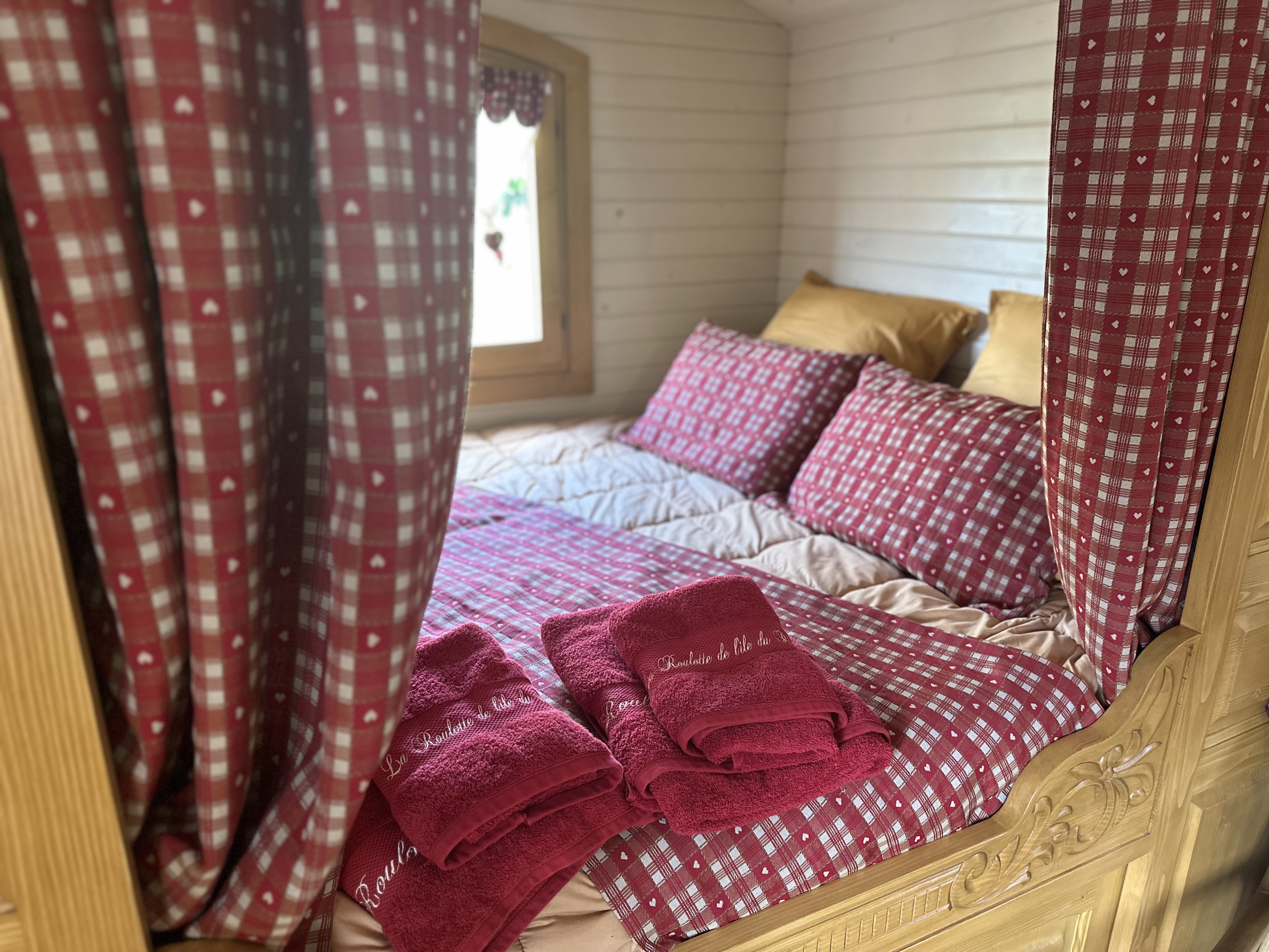 Roulotte de l’île du Rhin — Roulotte avec spa à Bas-Rhin à Strasbourg — chambre