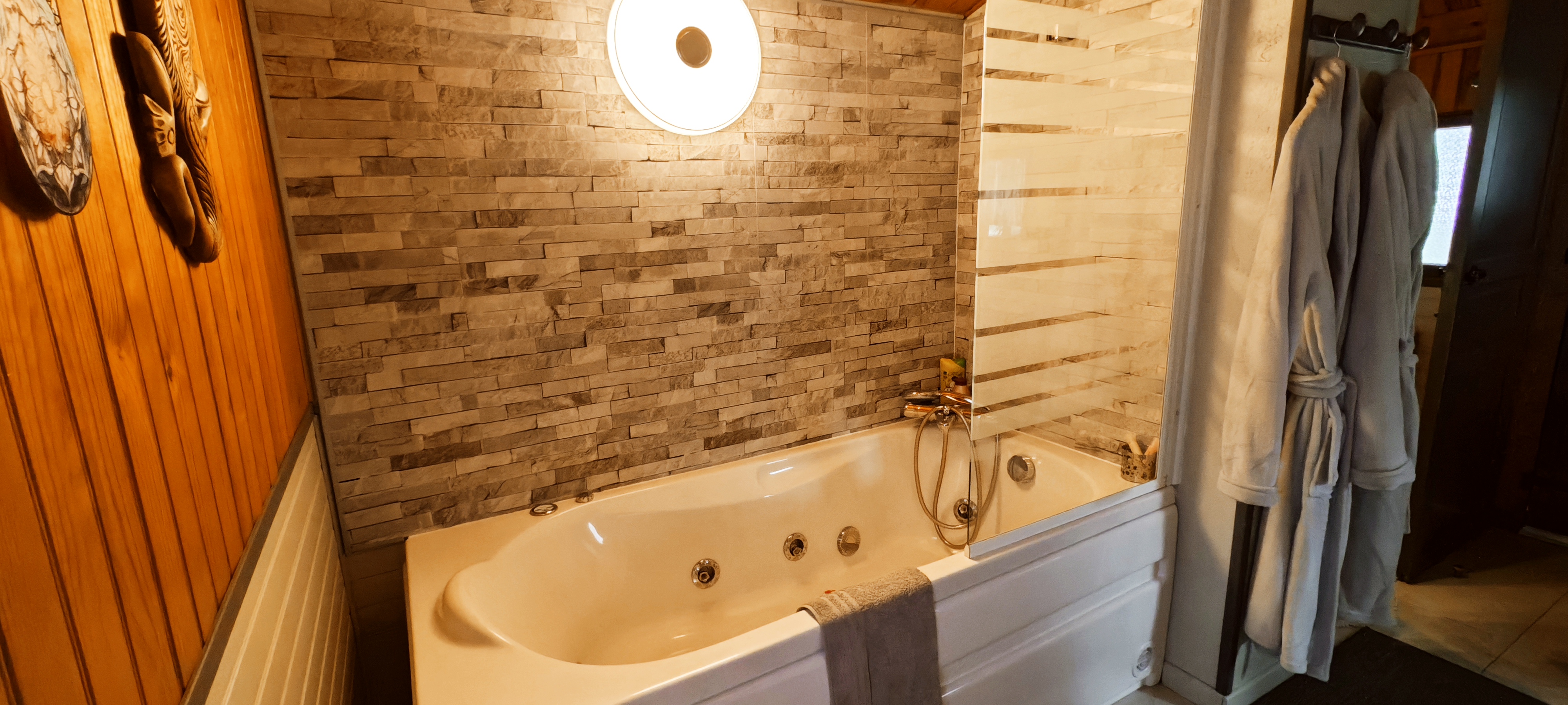 Chalet cosy avec spa privatif : une évasion en Pays de la Loire à Aizenay — cuisine