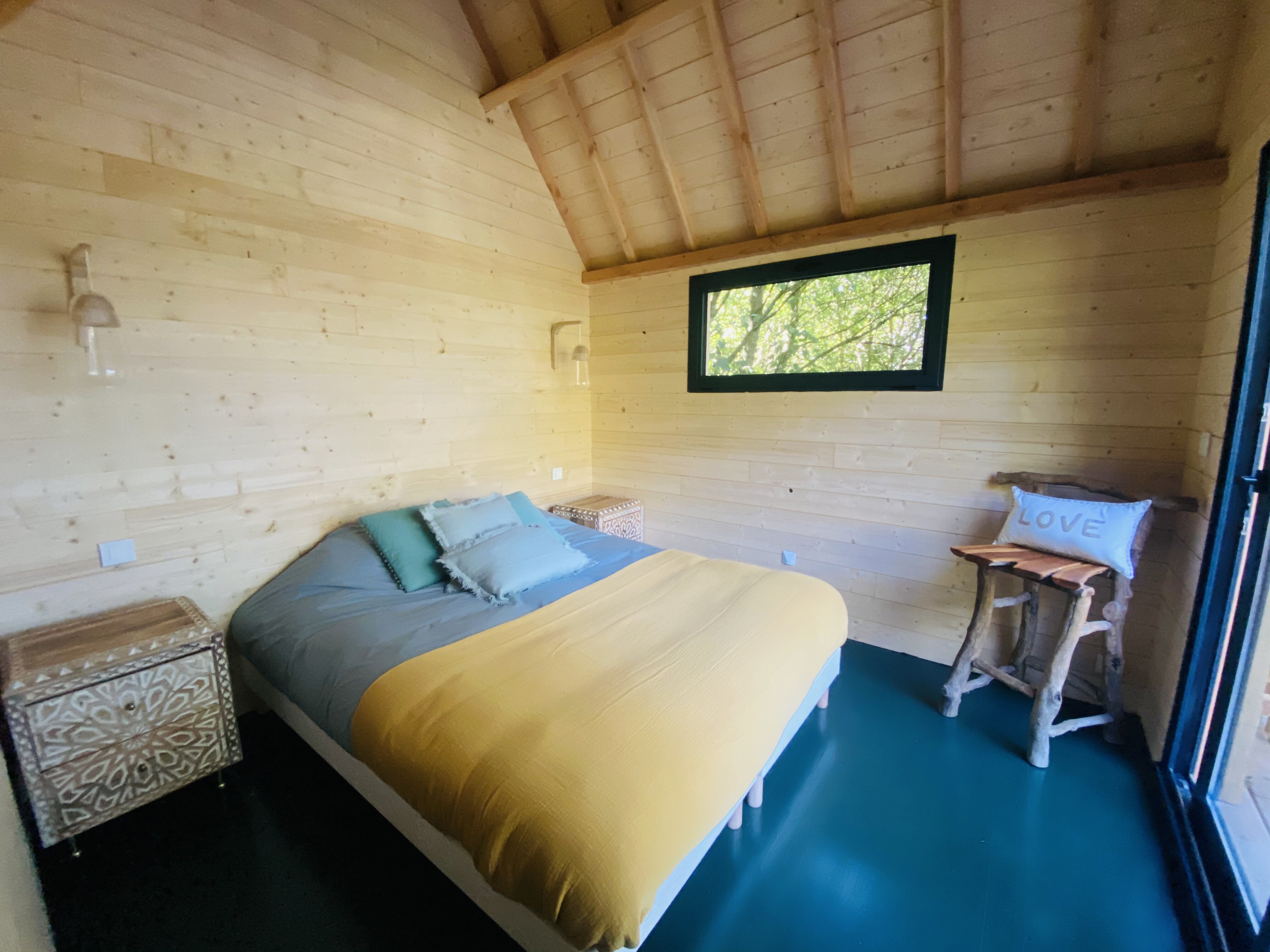 La Belle Verte : cabane sur pilotis avec spa en Bretagne à Guerlédan — espace de vie