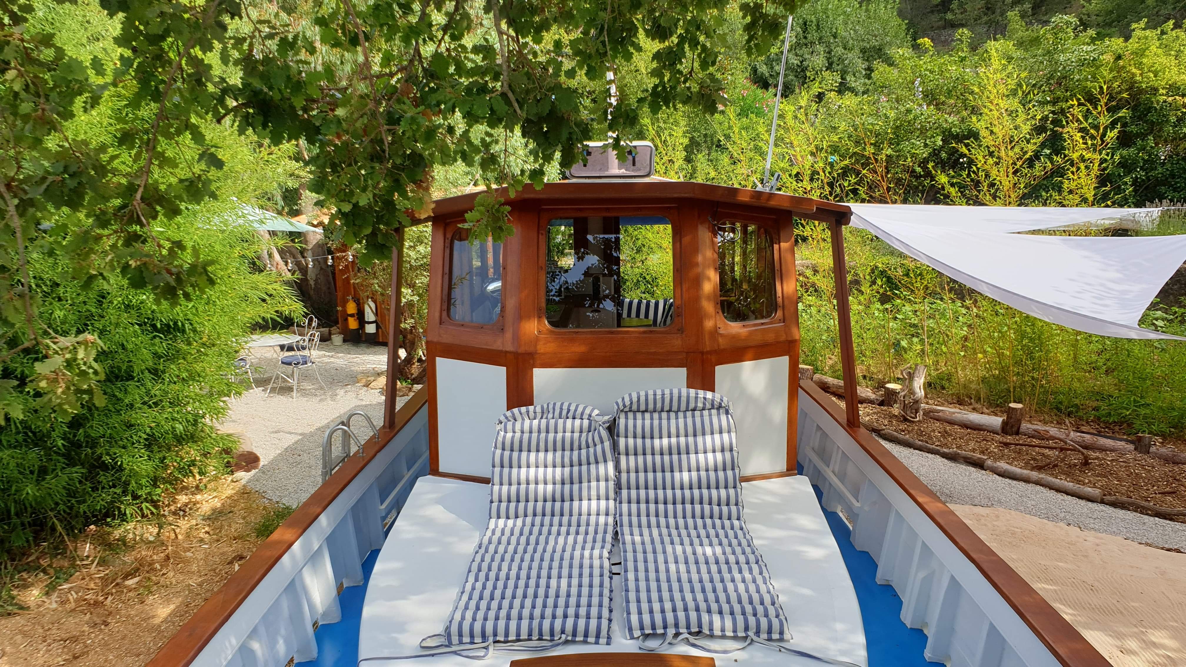 Vivez l'expérience unique du bateau Gérard L'Hermite en Provence à Figanières — détail architectural