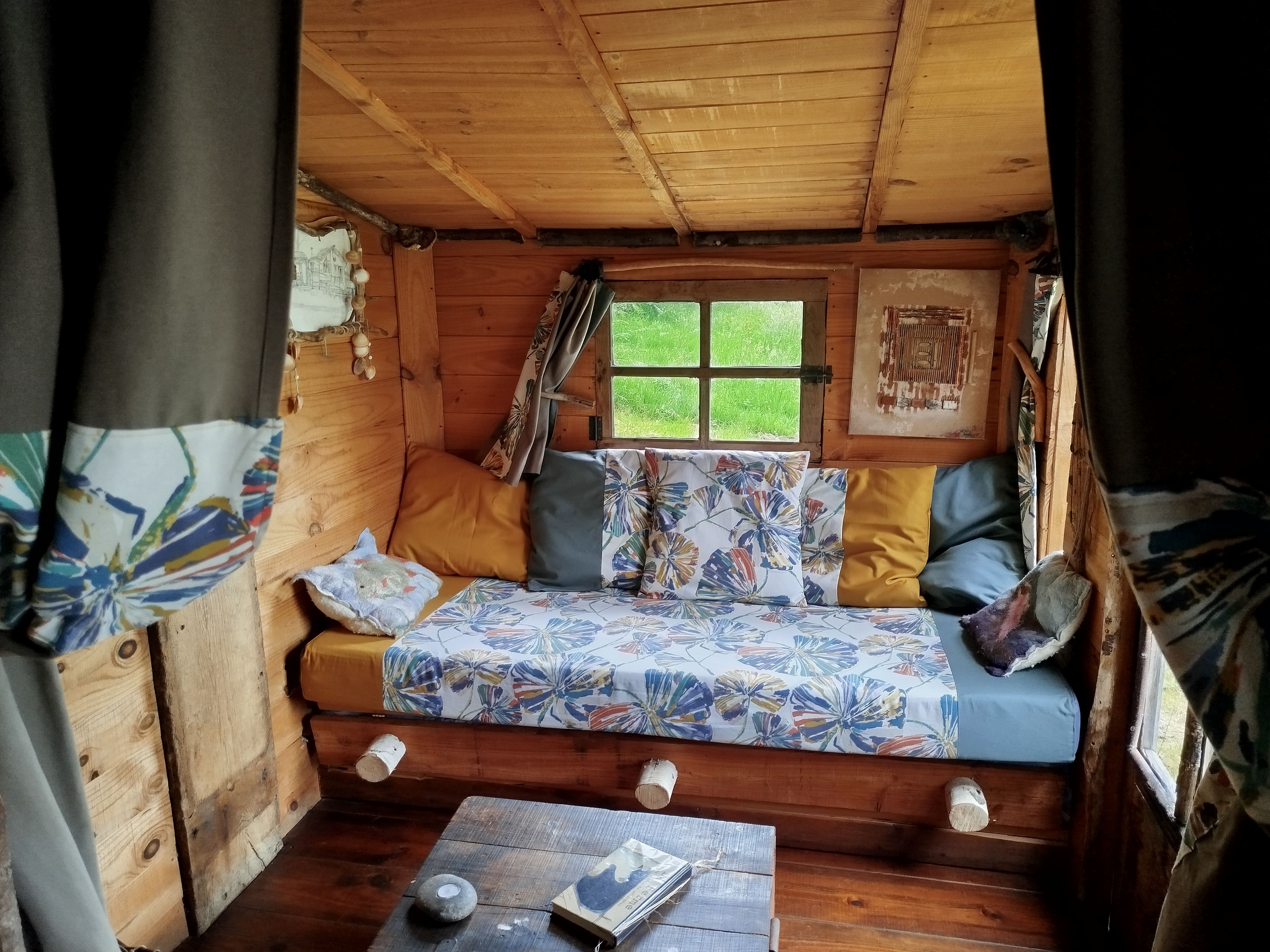 La cabane du Pêcheur — Cabane avec spa à La Ferme des Histoires Mélangées à Brive-la-Gaillarde — vue depuis la terrasse
