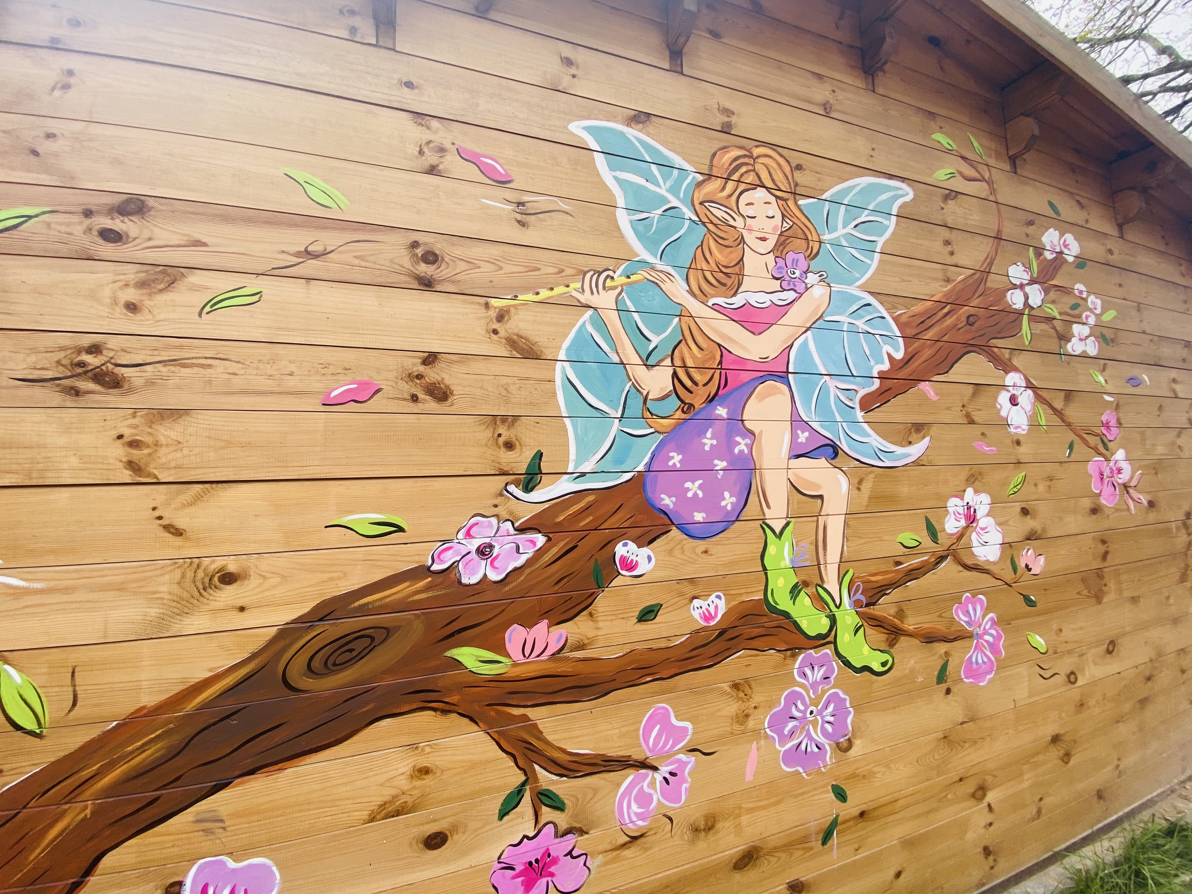 Au Pays des fées : une cabane enchantée en Bretagne à Guerlédan — espace de vie