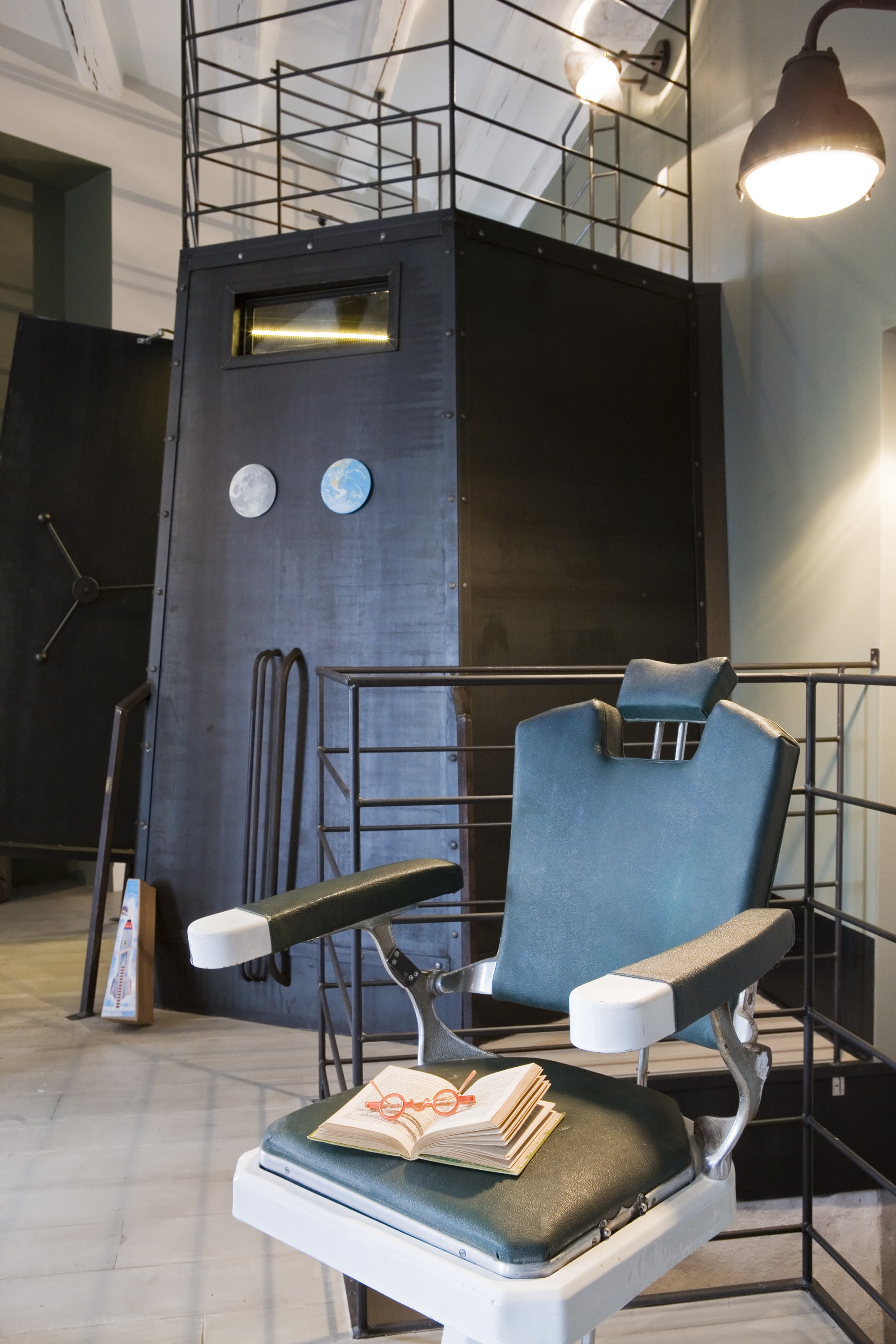 Une nuit sous le ciel étoilé : Chambre à thème De la Terre à la Lune à Nantes — espace de vie