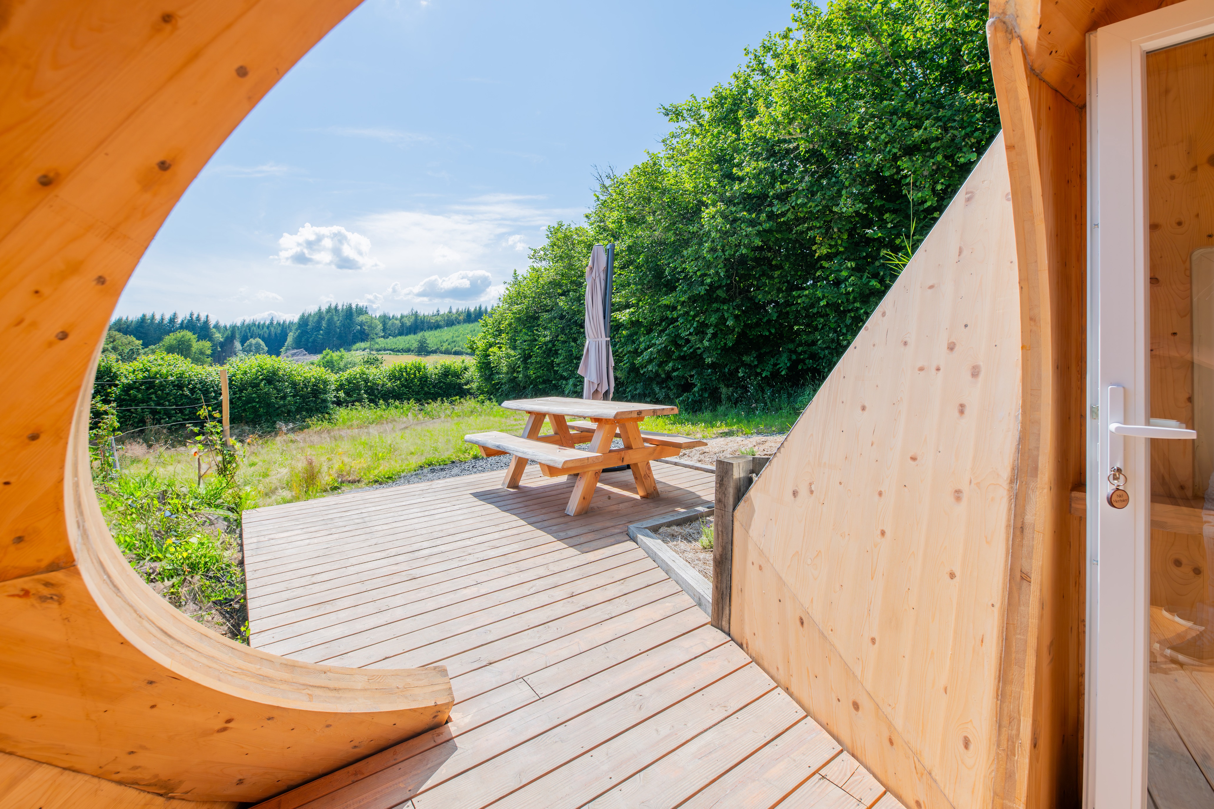 Nid merisier : une cabane végétalisée au cœur du Limousin à Neuvic — cuisine
