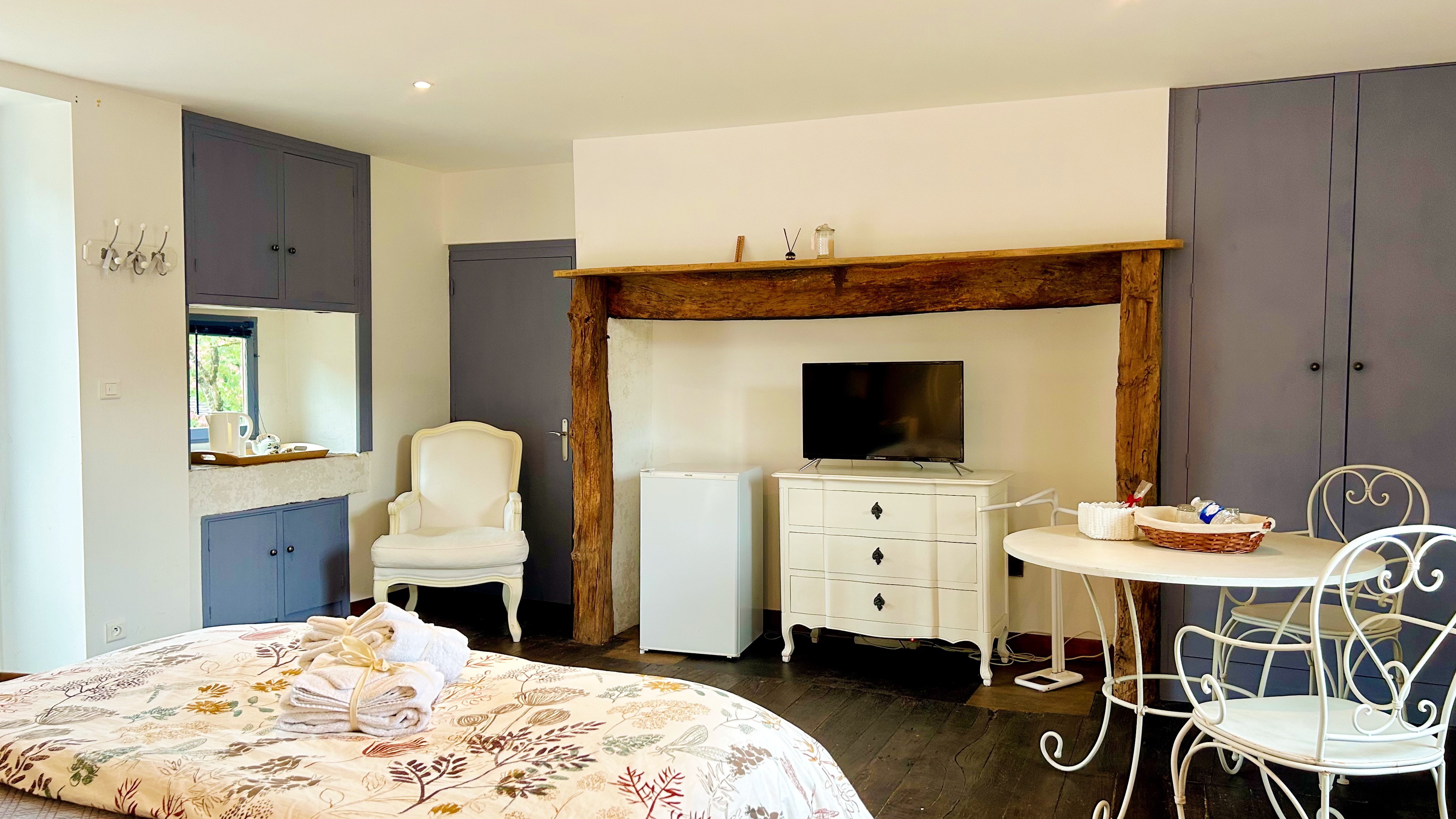 Chambre Iris — Séjour romantique avec spa à La Closerie des Arts en Dordogne à Alles-sur-Dordogne — détail architectural