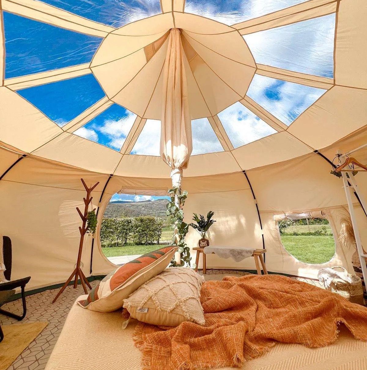Lotus Belle Tent — Tente glamping avec vue sur les étoiles à Vaucluse à Isle Sur La Sorgue — vue intérieure
