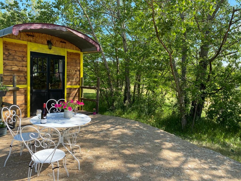 Roulotte Bohème : une escapade enchantée en Auvergne à Chassenard — vue intérieure
