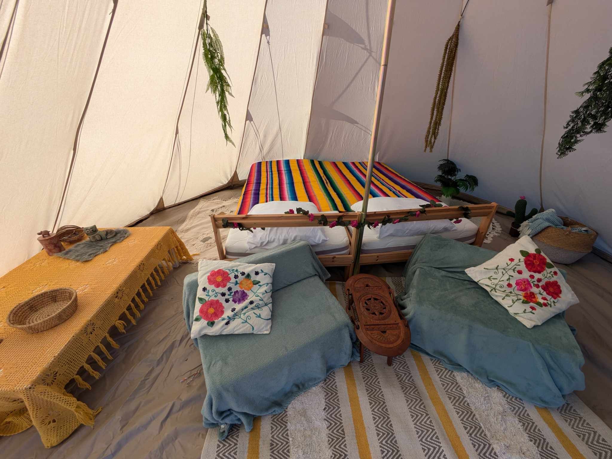 Tente Bellavista — Séjour insolite dans un tipi avec spa en Allier à Marcenat — vue intérieure