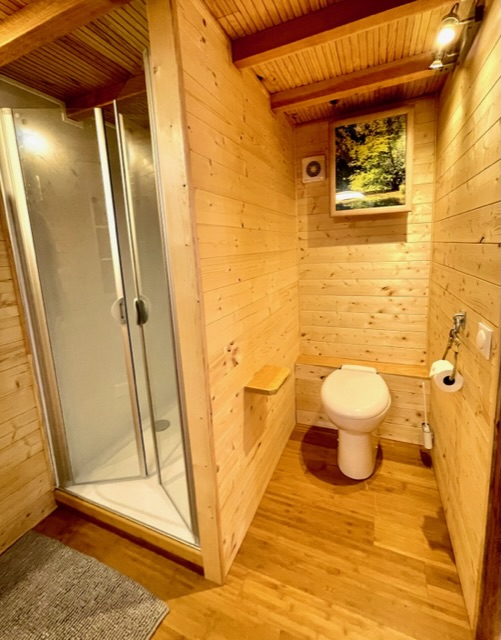 Un chalet en châtaignier au bord de l’eau à Sauvigny Les Bois — détail architectural