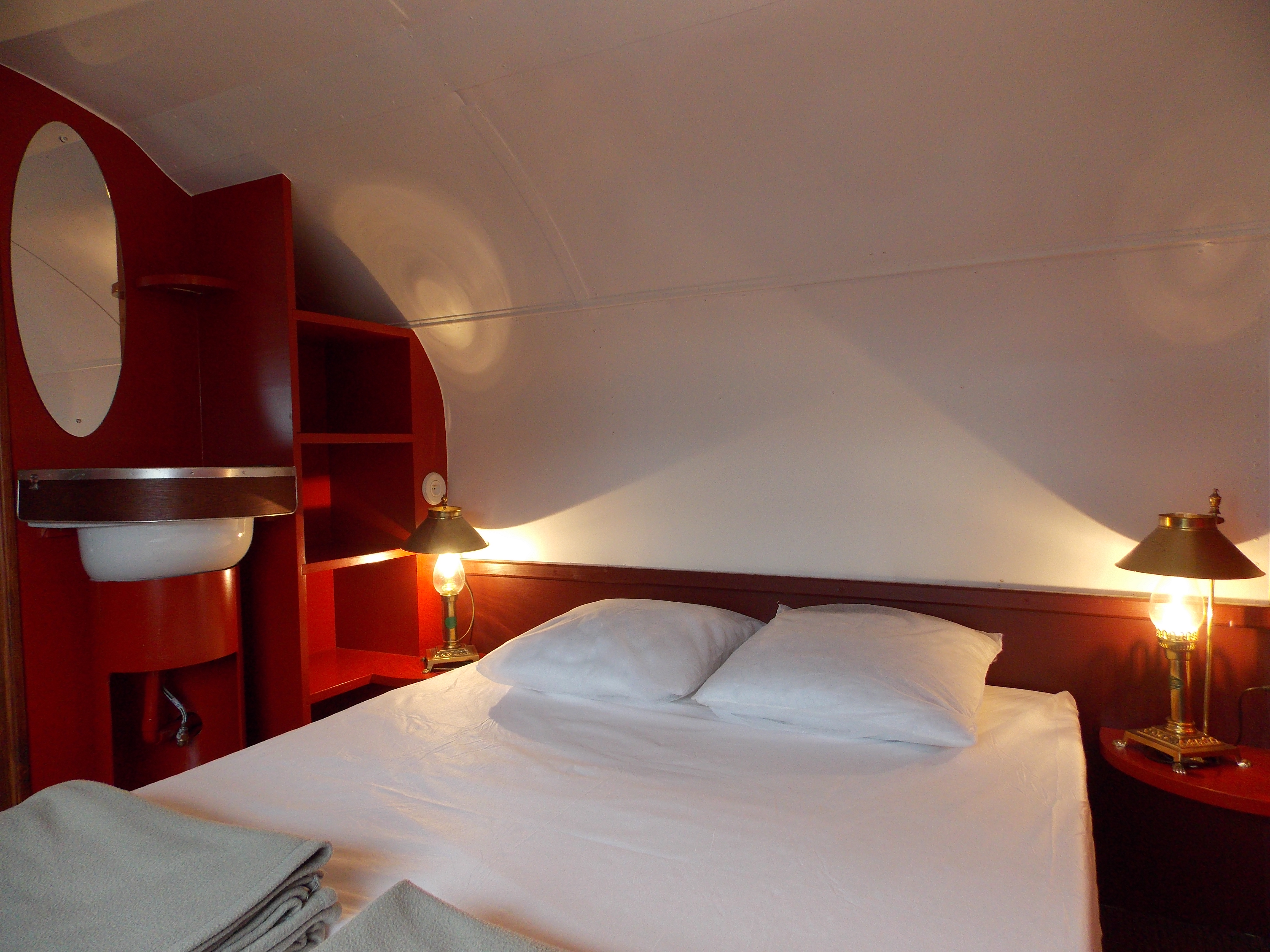Wagon de Train 16 places — Hébergement insolite avec spa à Loire-Atlantique à La Baule-Escoublac — chambre
