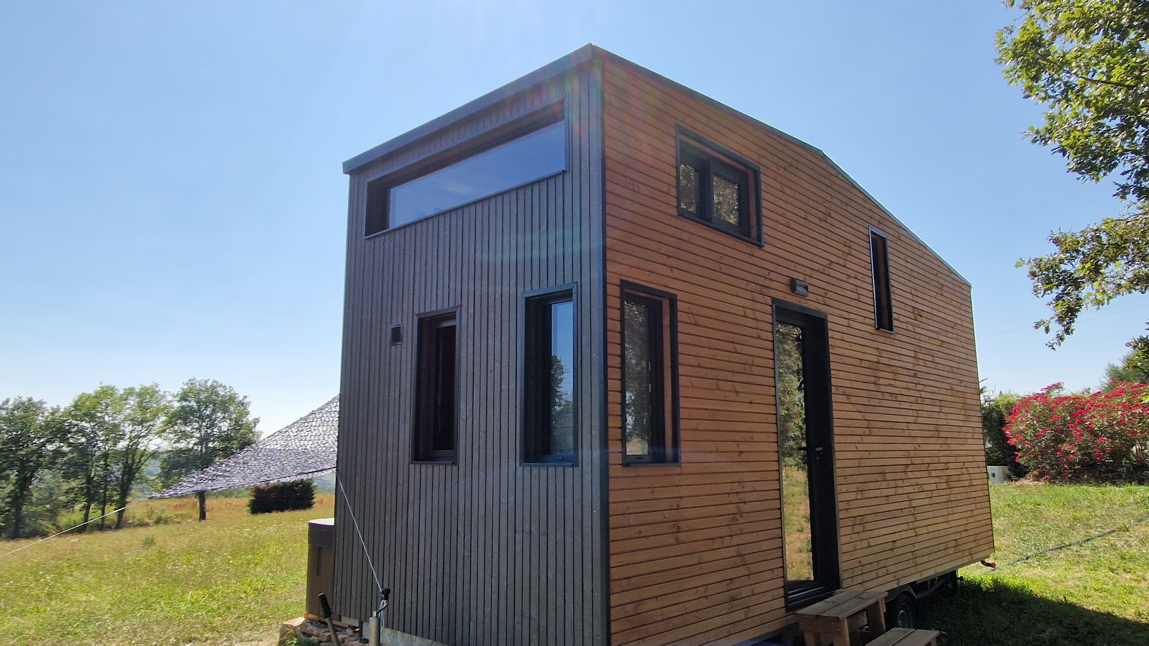 La Tiny de Clem & Spa : un cocon moderne en Midi-Pyrénées à Figeac — espace de vie