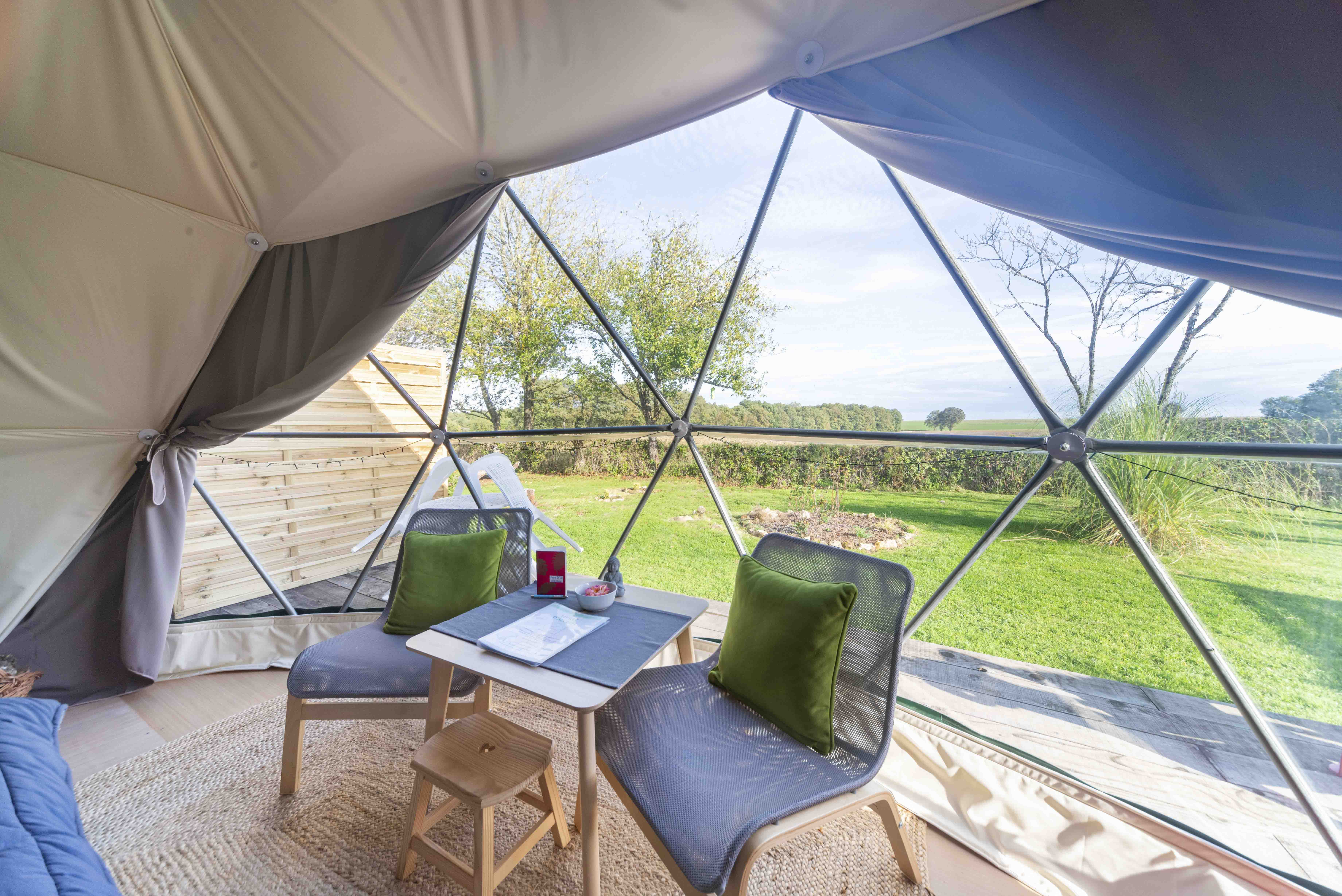 Zen Dome — Dôme avec spa et vue sur la campagne en Indre à Chazemais — environnement naturel