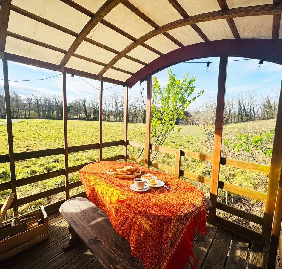 La petite roulotte de Vallin — Roulotte cosy avec vue dégagée à Torchefelon (Isère) à Torchefelon — espace de vie