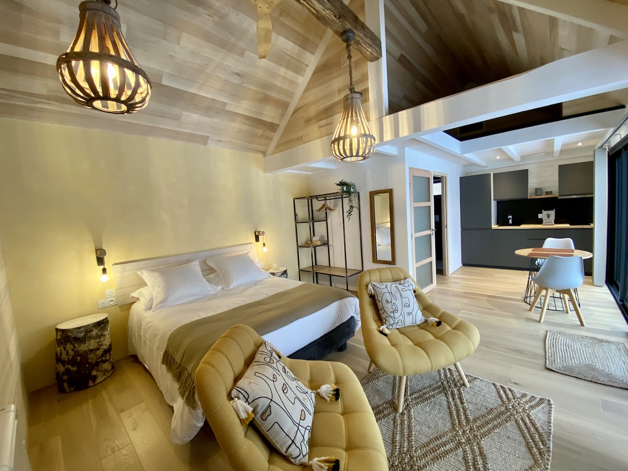 Échappée au cœur de l'Auvergne : Lodge Spa privatif à Marchal — espace de vie