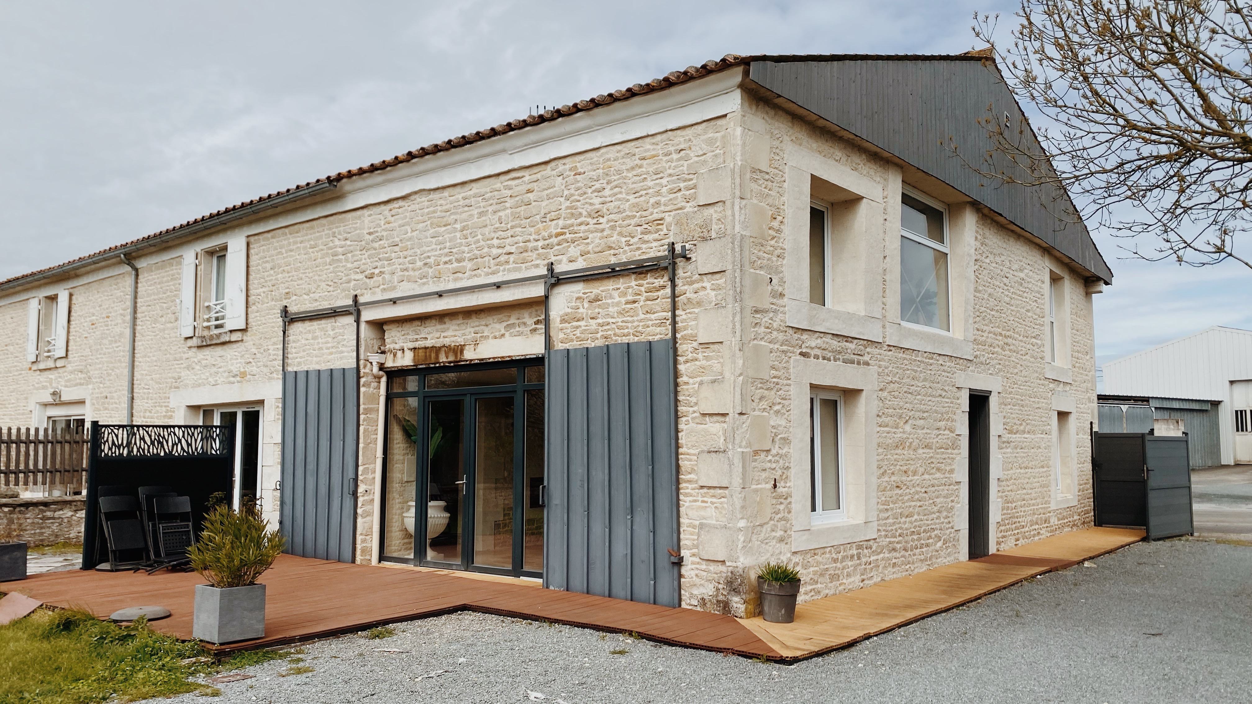 Domaine de Saint Florent & Spa — Maison insolite avec jacuzzi à Deux-Sèvres à Niort — vue intérieure