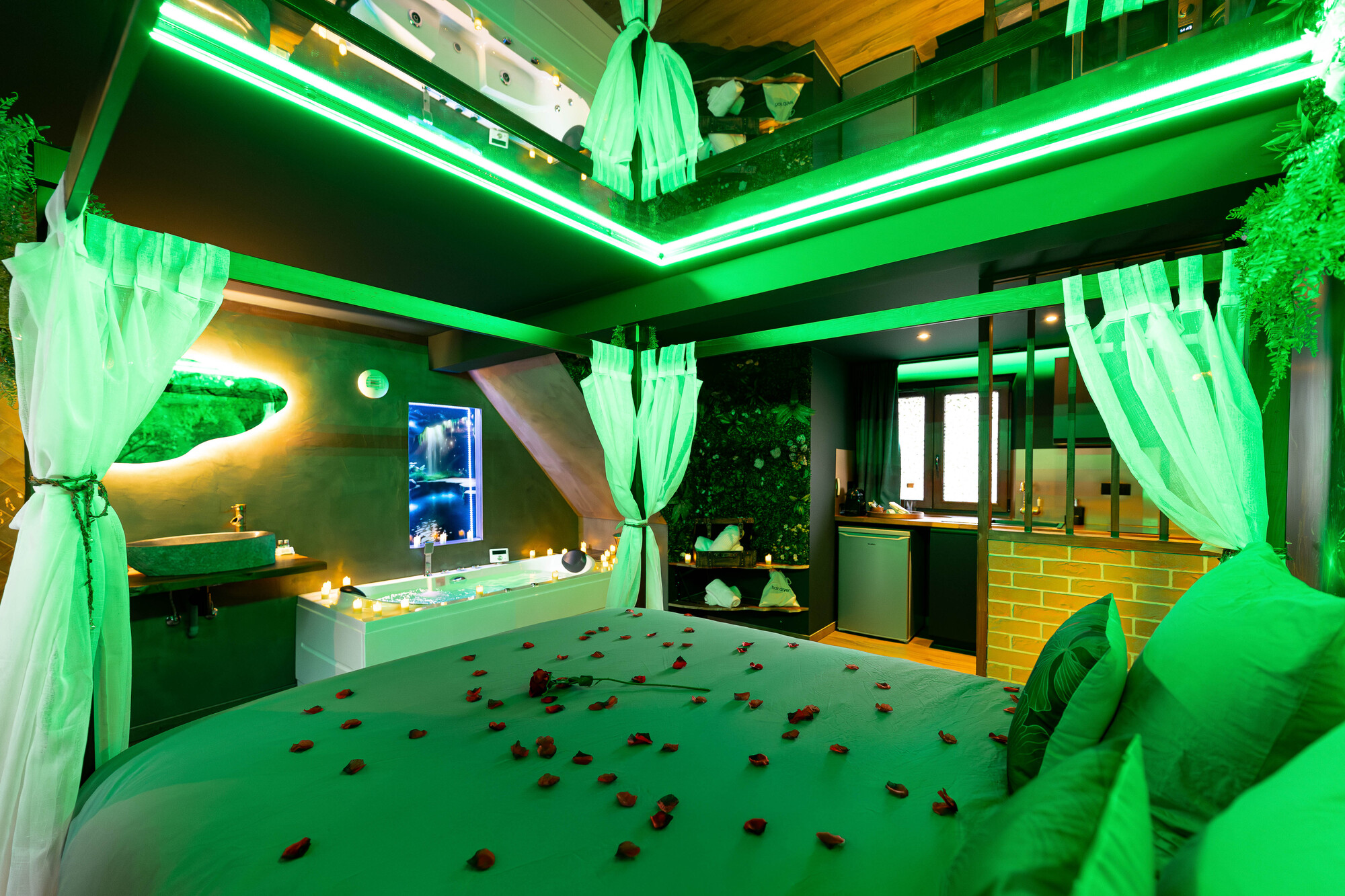 La Forêt Enchantée — Love Room avec Jacuzzi à Schirrhein (Bas-Rhin) à Schirrhein — salle de bain