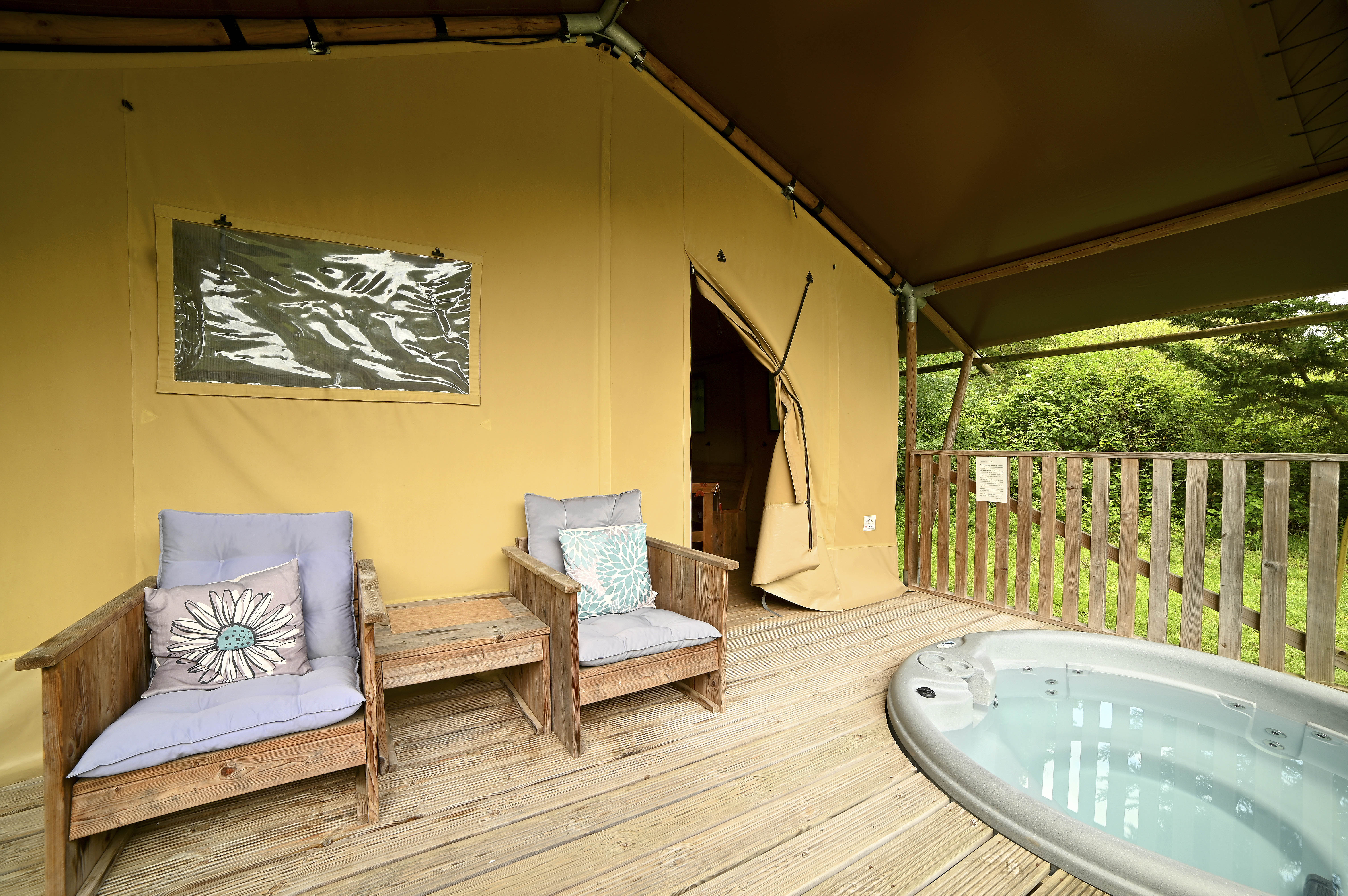 Le Lodge Spa de l'étang : une expérience unique en pleine nature à Descartes — vue intérieure