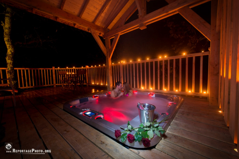 Évasion en cabane perchée avec spa en Midi-Pyrénées à Puygaillard De Quercy — salle de bain