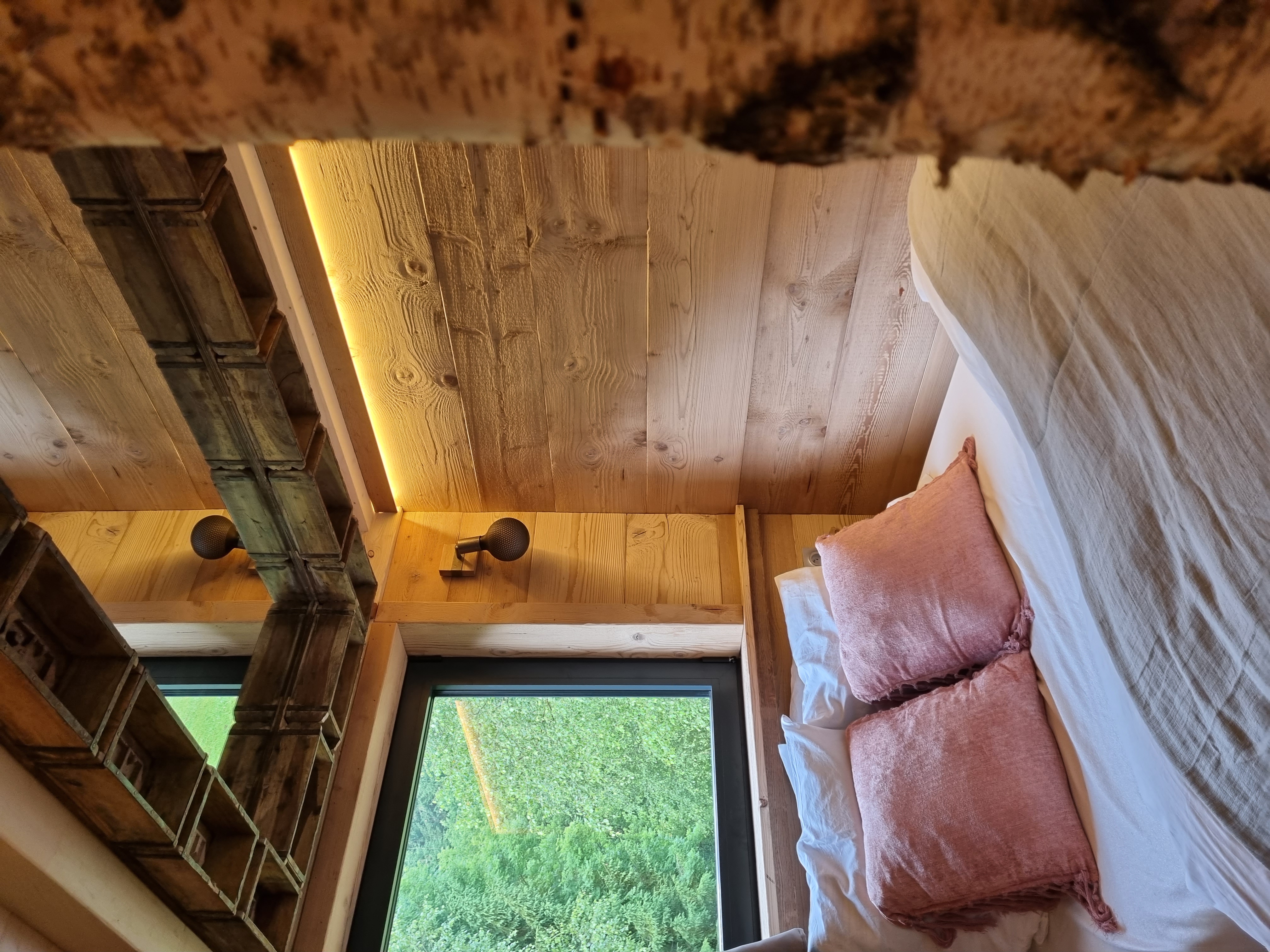 Lodge des Amoureux & Spa : une cabane romantique en Lorraine à Barbey Seroux — vue intérieure