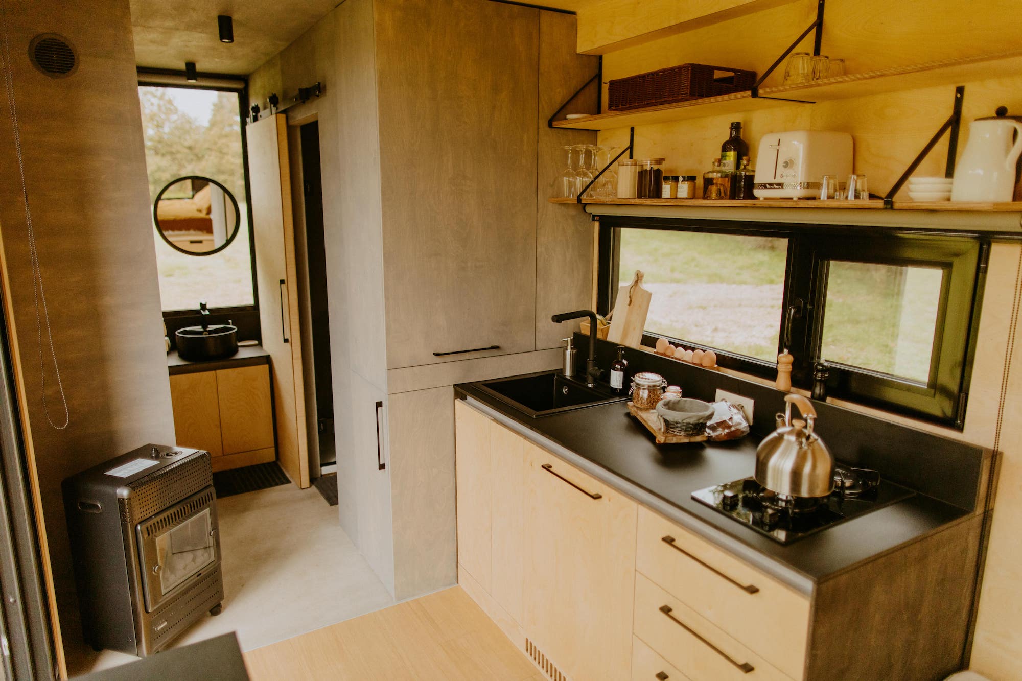Parcel Tiny House — Évasion nature avec vue sur l'étang en Yonne à Auxerre — cuisine