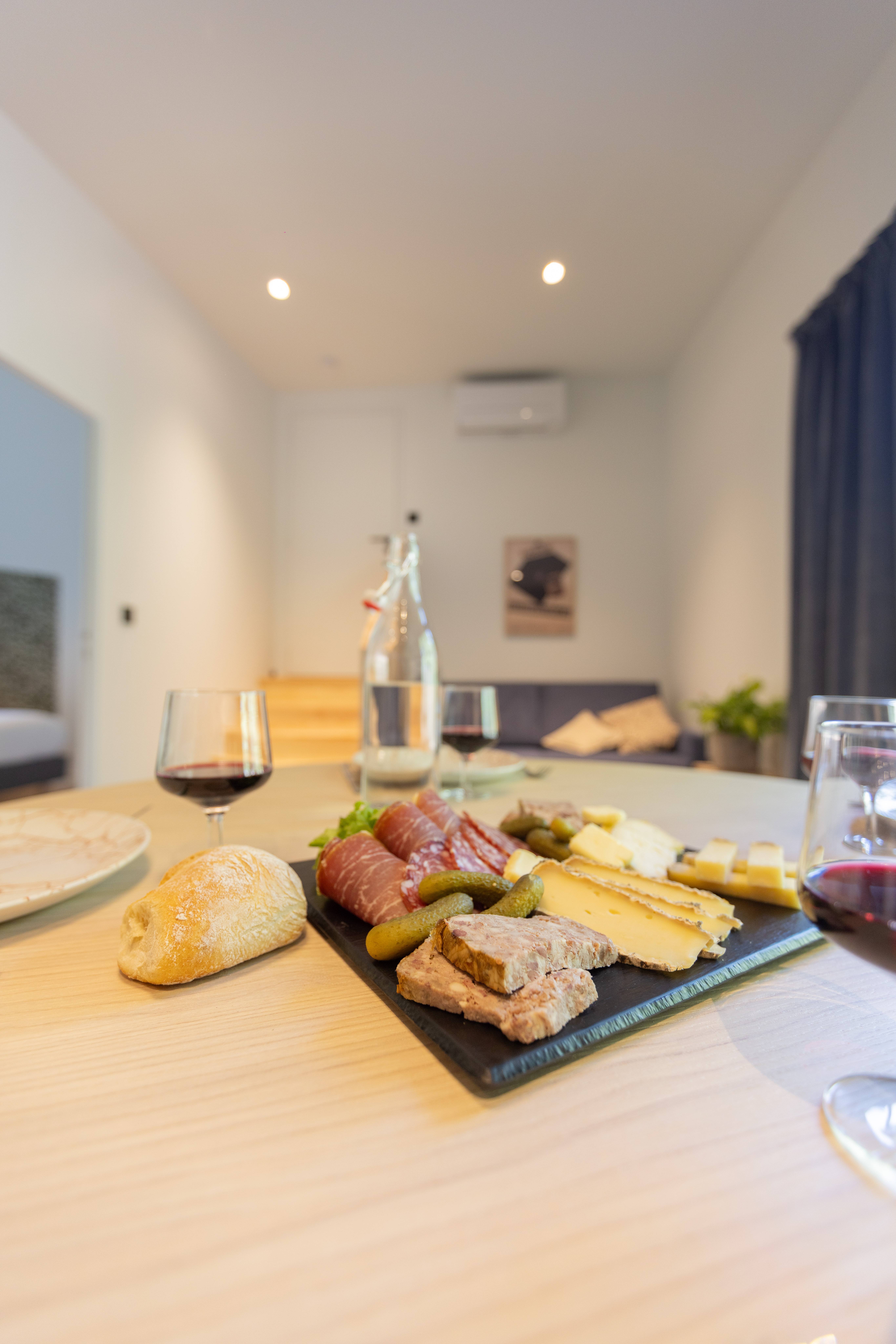 Lodge essentiel — Ecolodge avec vue sur le Volcan de Lemptégy à Puy-de-Dôme à Saint-Ours — chambre