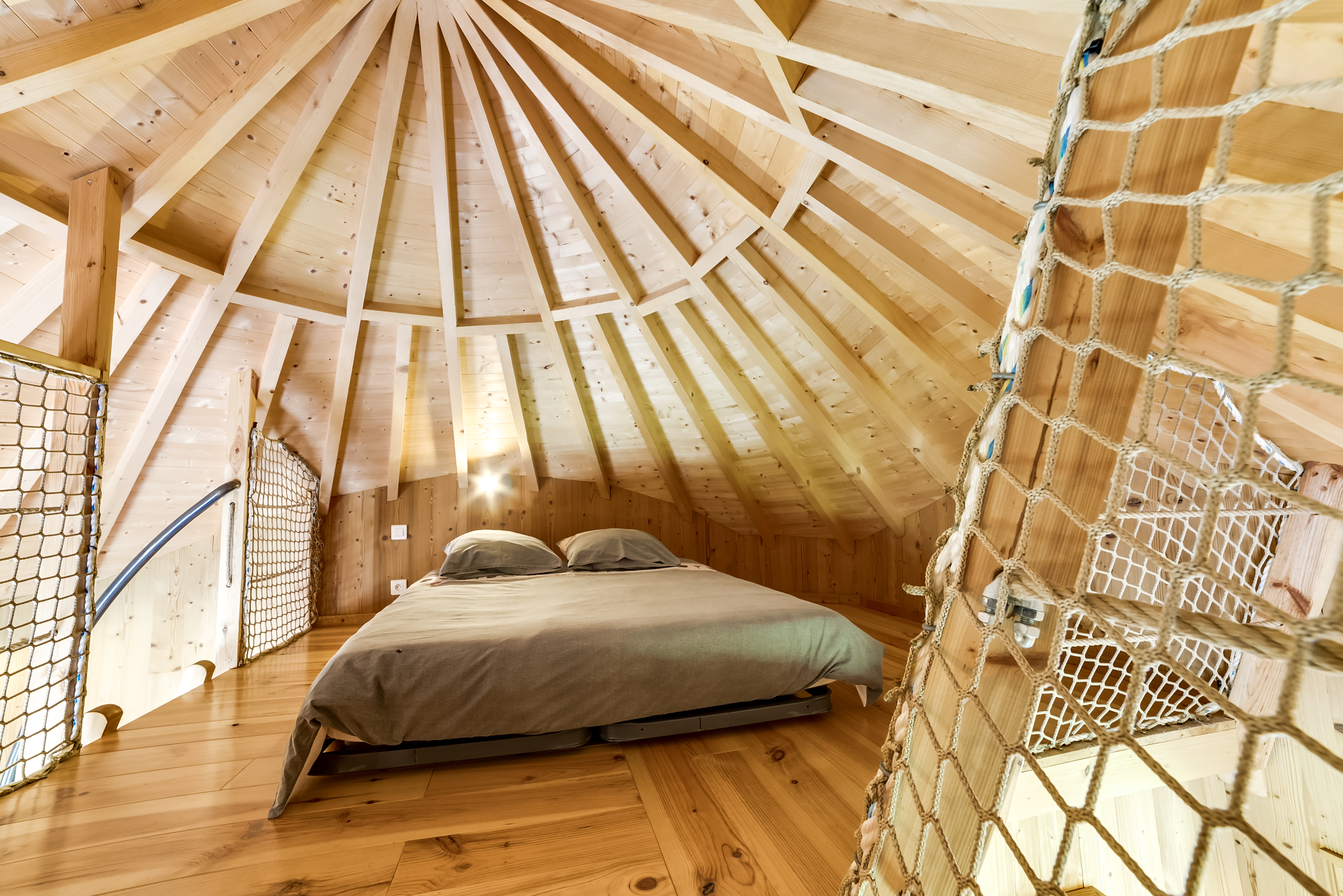 Cabane des Acacias : une expérience unique sur pilotis à Corcelle-Mieslot — salle de bain