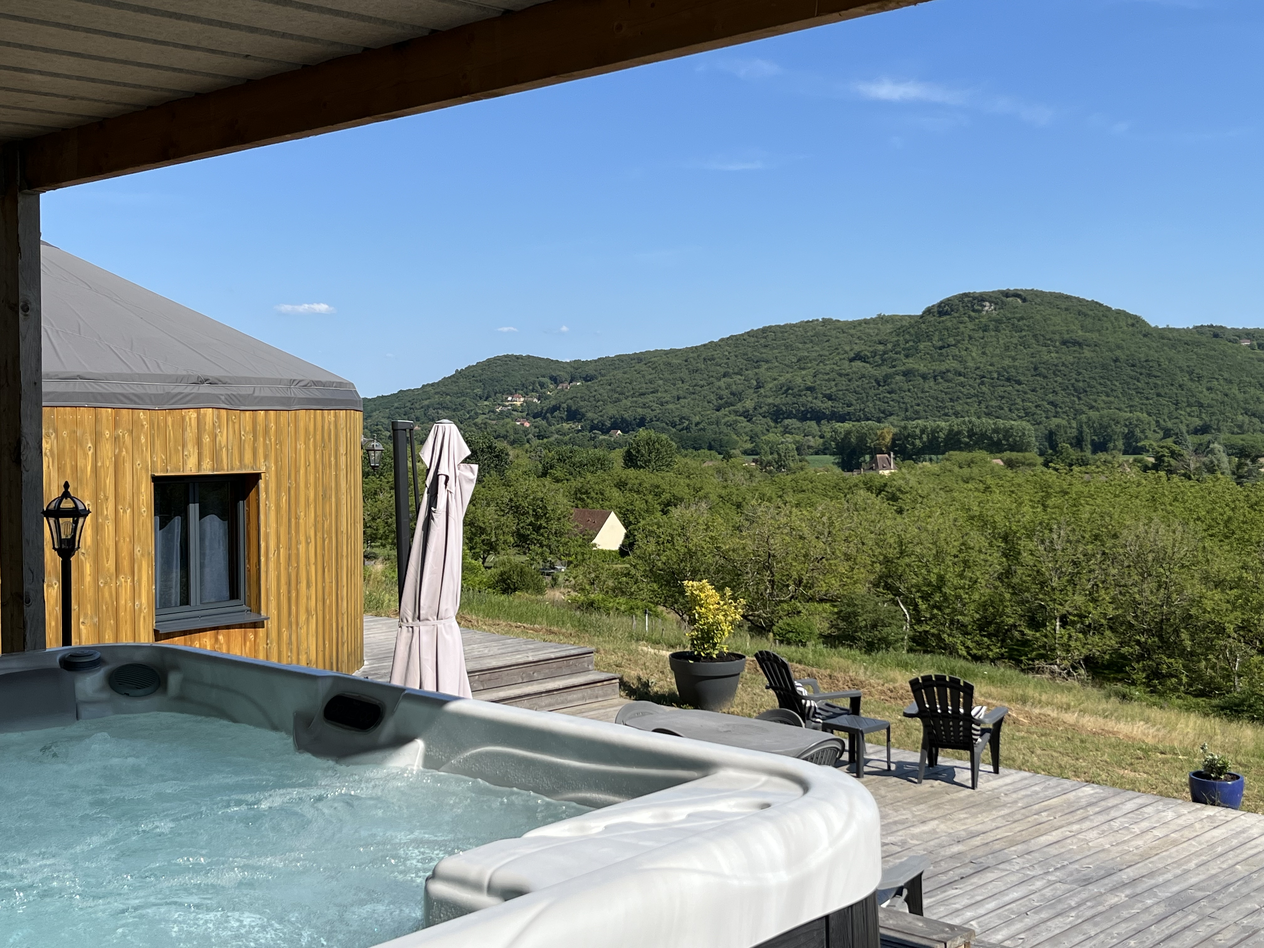 Cabane Spa et vue panoramique — Séjour relaxant en Dordogne à Sarlat-la-Canéda — vue intérieure