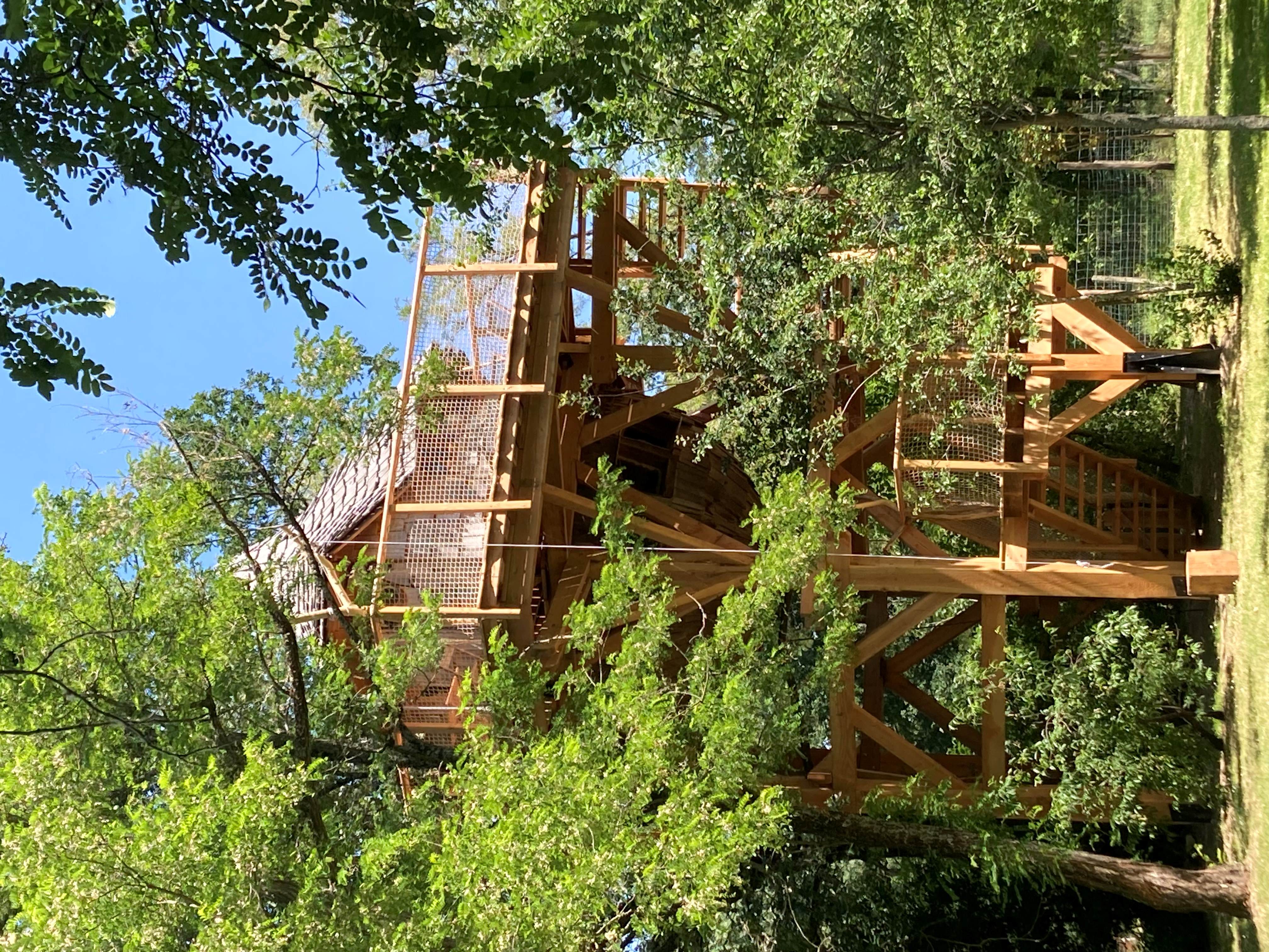 La Cabane du Verger & Spa : une évasion dans les arbres à La Chapelle Aux Naux — détail architectural