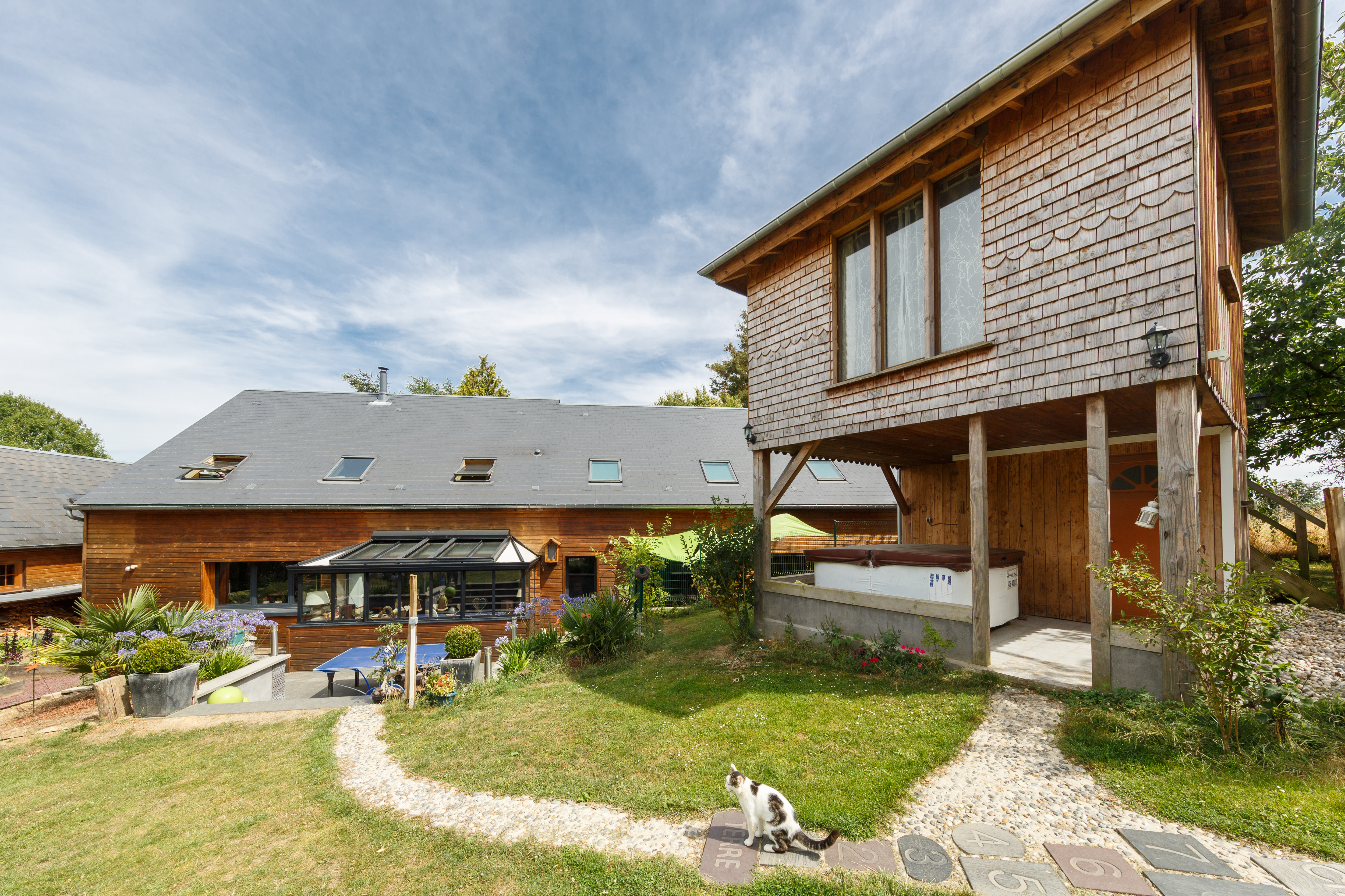 La Grande Ourse : une cabane sur pilotis au cœur de la Picardie à Essuiles — cuisine