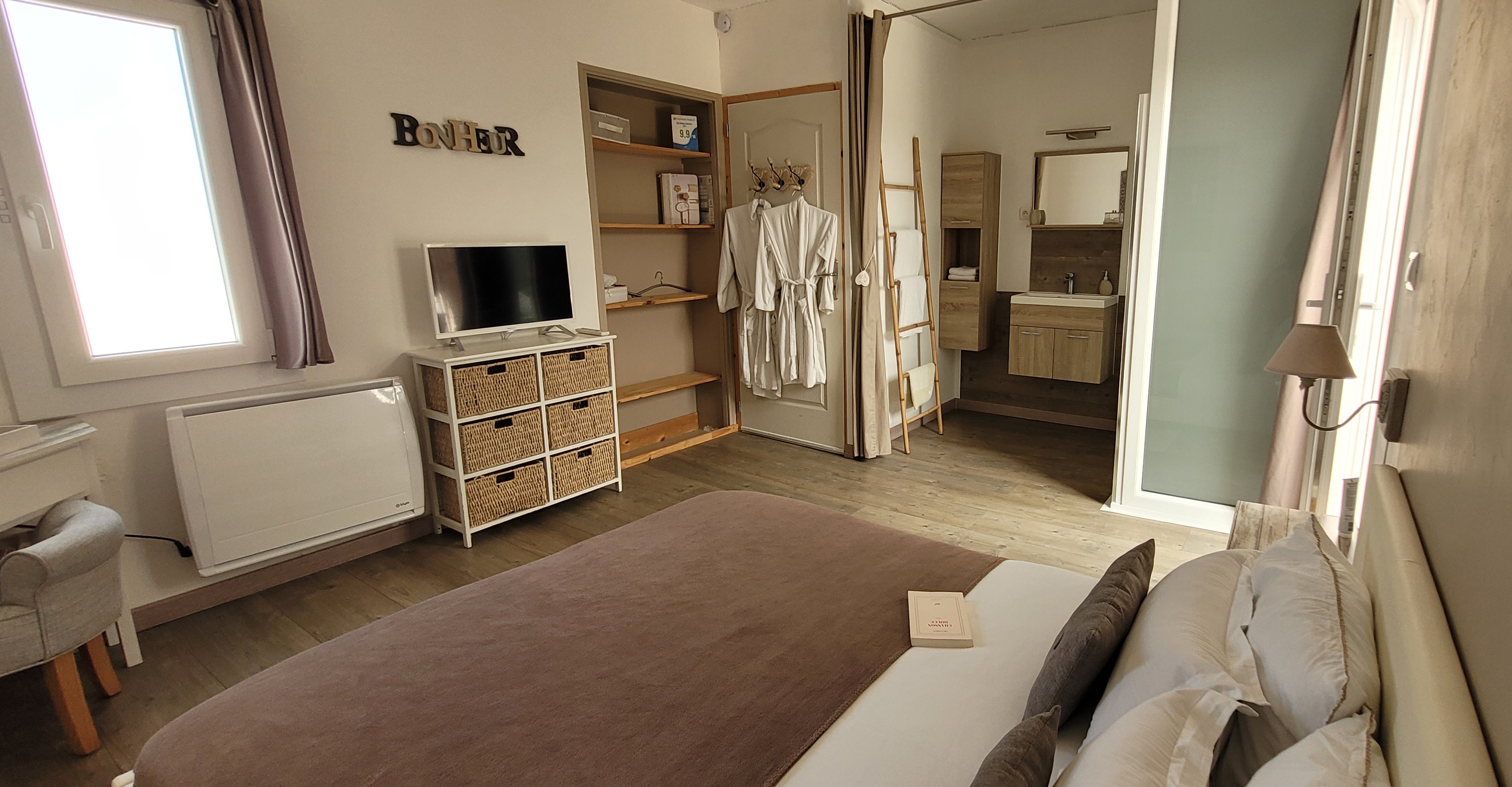 Le Mas Blanc & Spa — Maison insolite avec jacuzzi à Carcassonne à Carcassonne — chambre