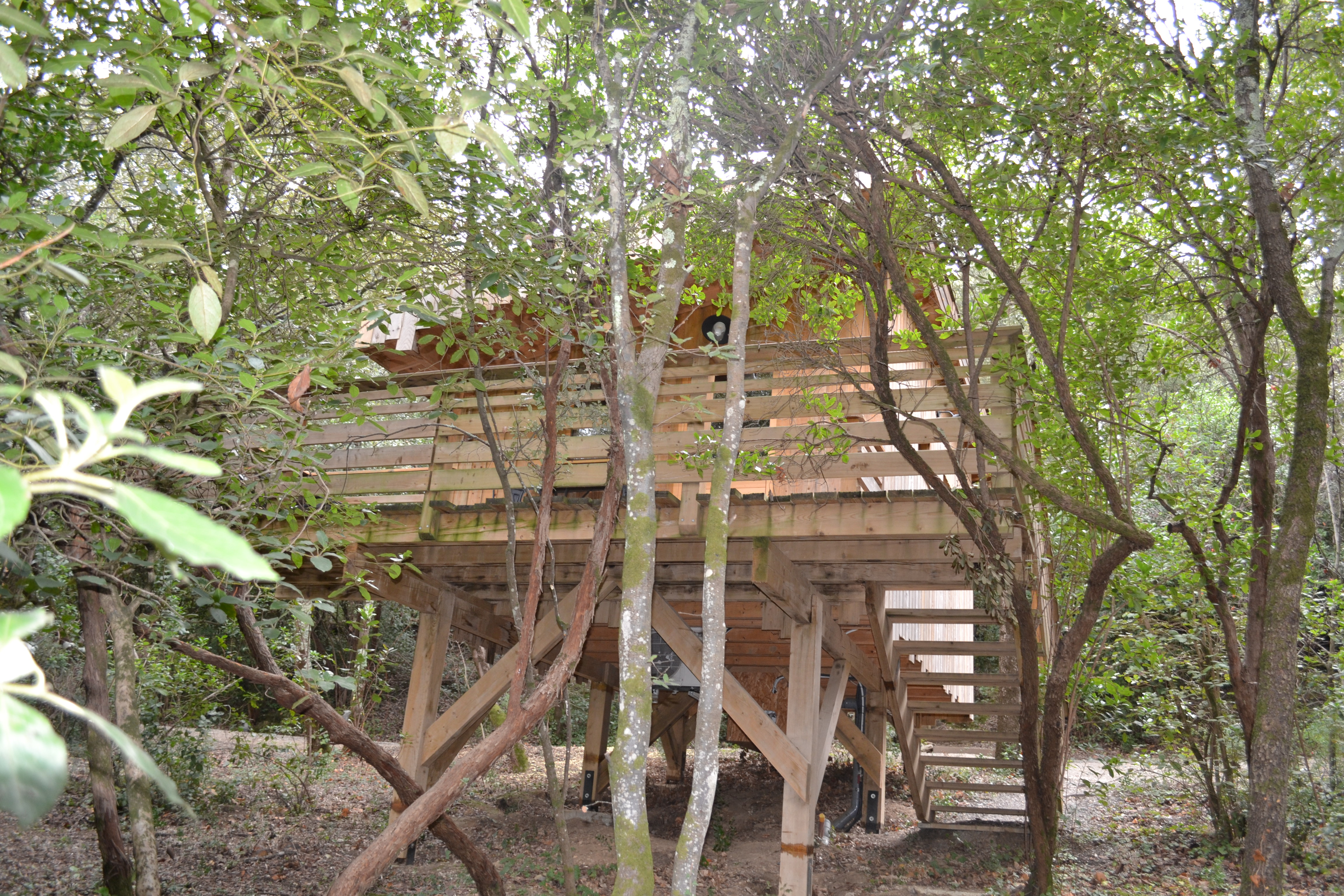 Cabane Cagna : une échappée sur pilotis en pleine nature à Villalier — détail architectural