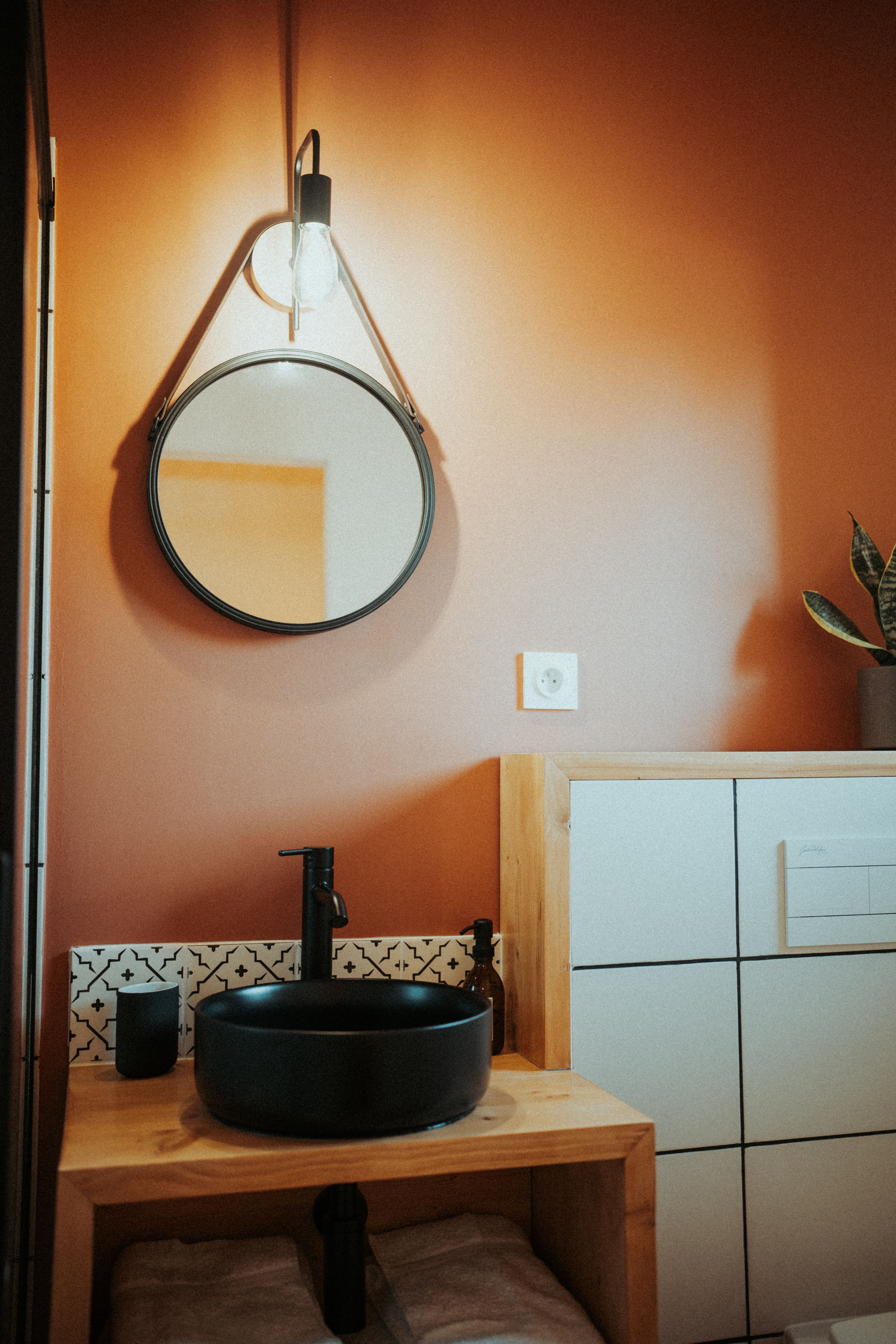 Évasion sensorielle dans une cabane avec spa en Midi-Pyrénées à Mercues — environnement naturel