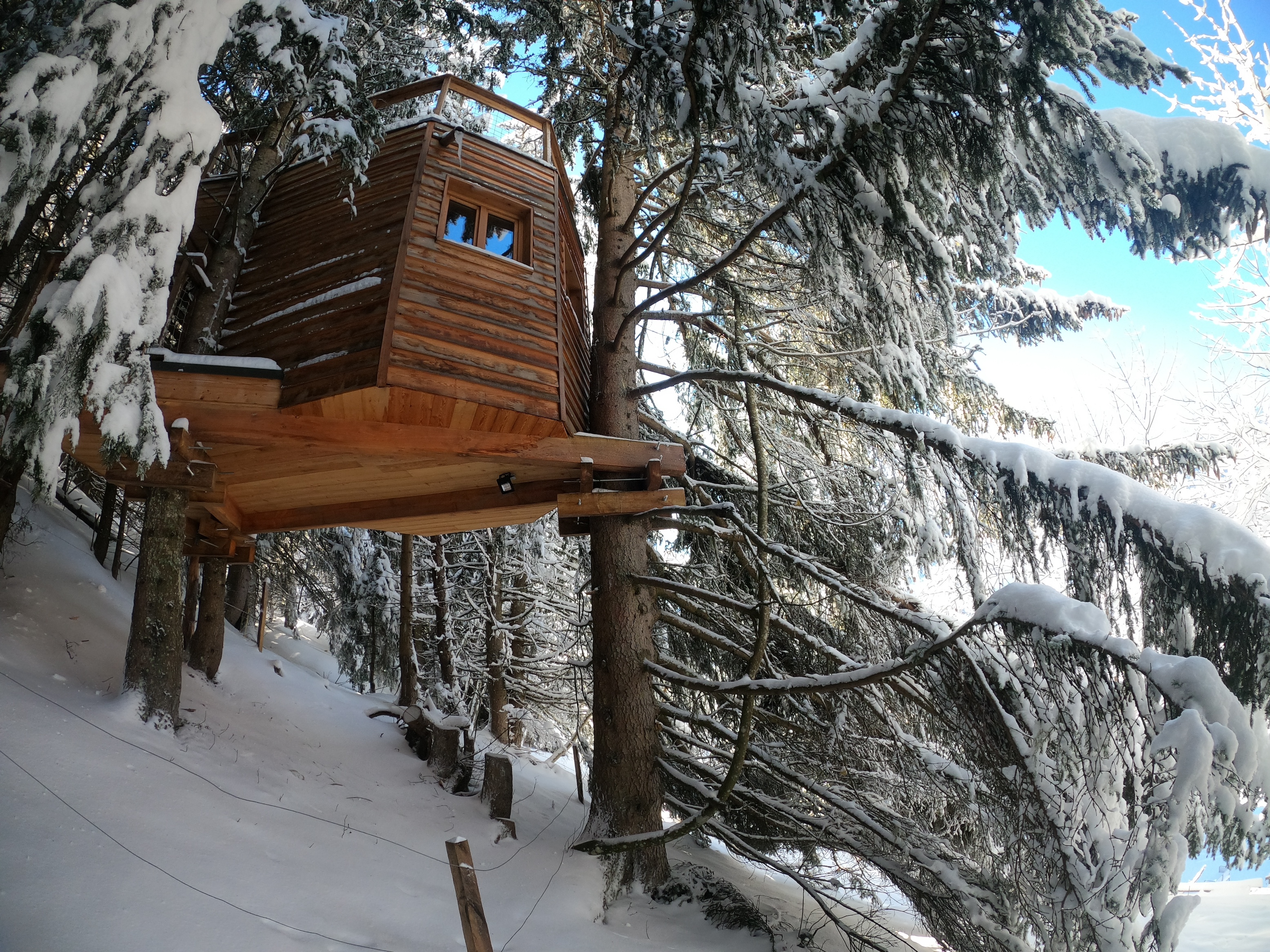 La Cabane dans les arbres de Valmo'Insolite — Nuit perchée à 4m en Savoie à Les Avanchers-Valmorel — vue intérieure