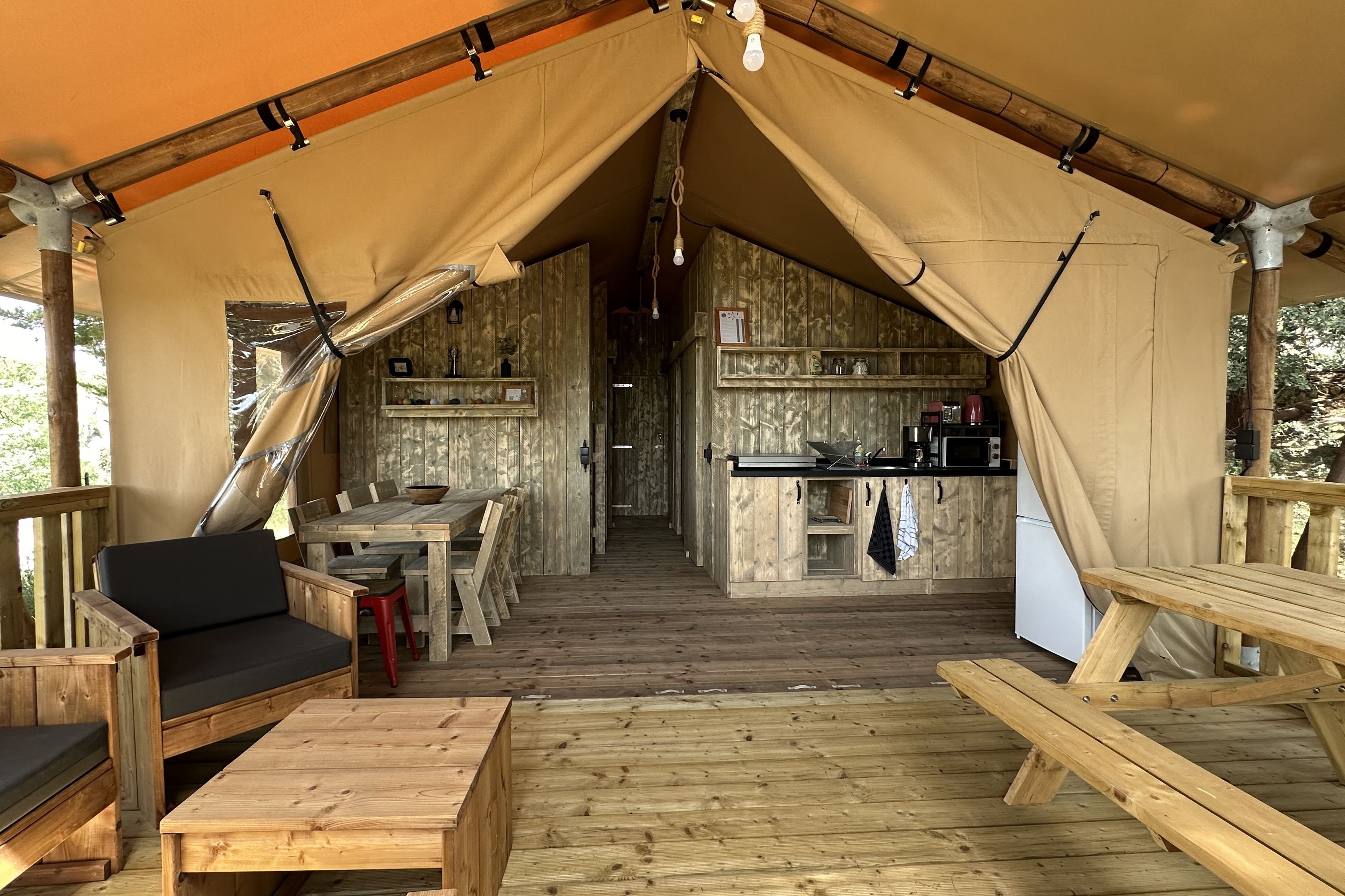 Tente l'Aven — Glamping avec spa et piscine à Aude à Gaja-et-Villedieu — espace de vie