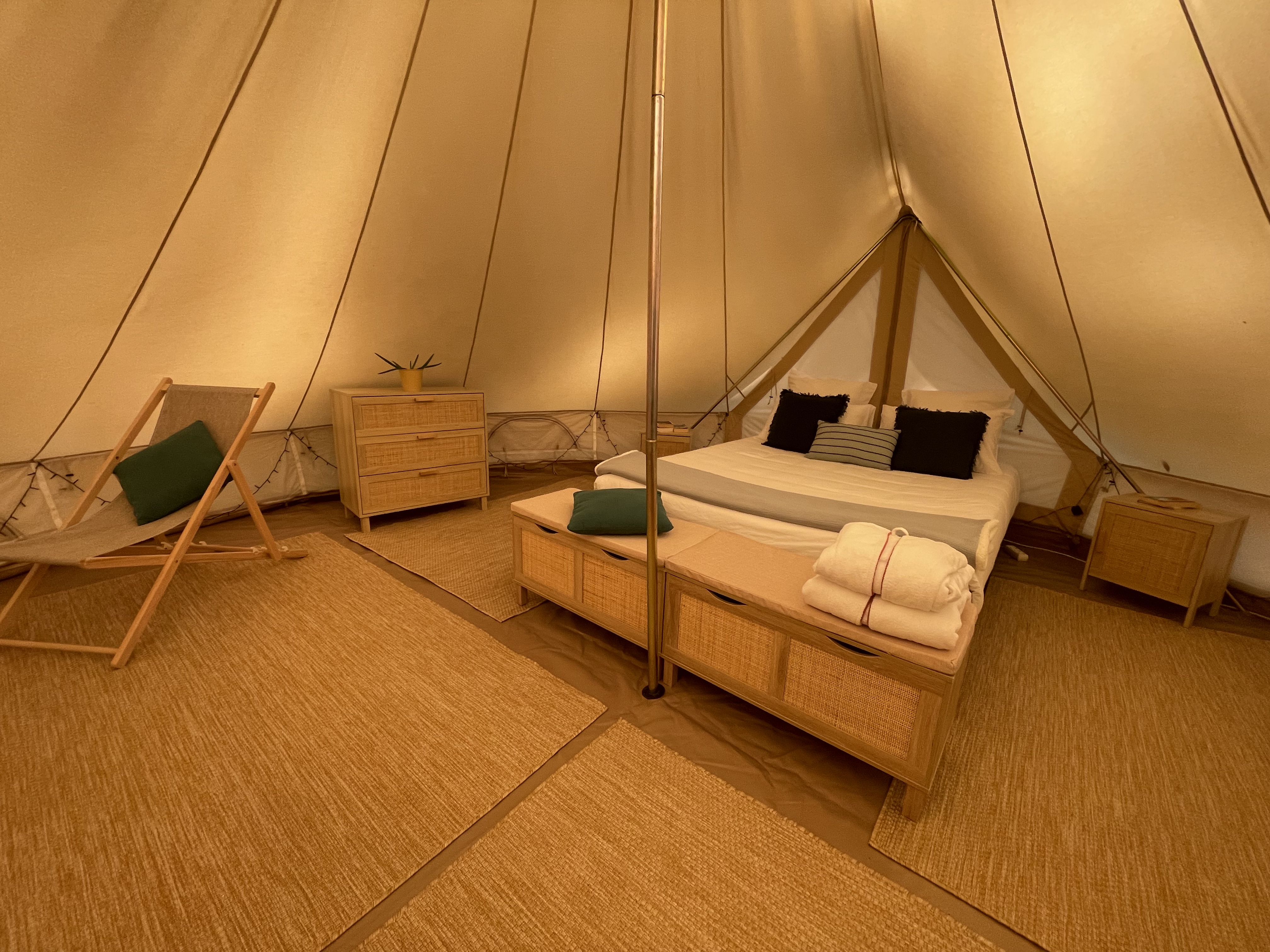 Un tipi enchanteur avec spa privatif en Pays de la Loire à Treillières — espace de vie